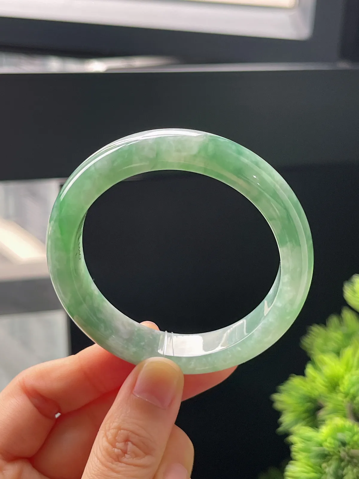 正圈52.4圈口，翡翠糯化种飘绿手镯