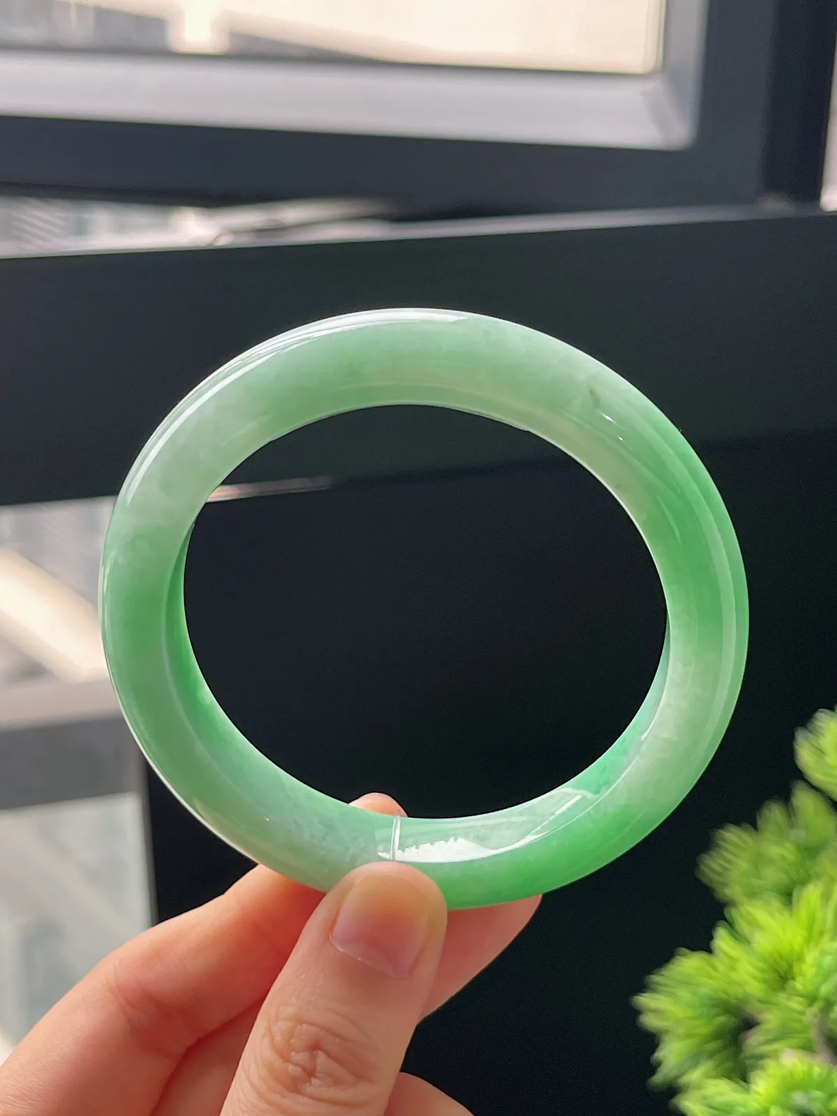 正圈57圈口，翡翠糯化种绿色手镯