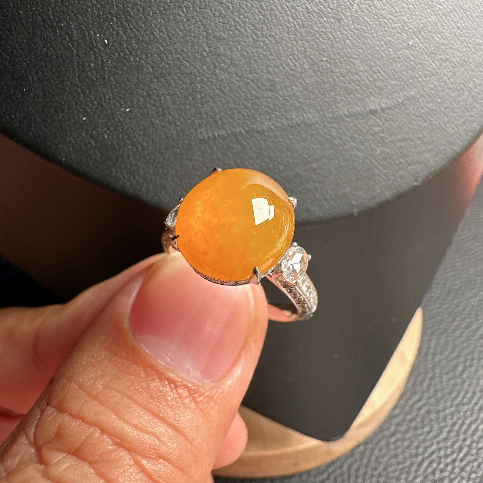 冰黄翡天然色小馒头戒指，经典裸镶。