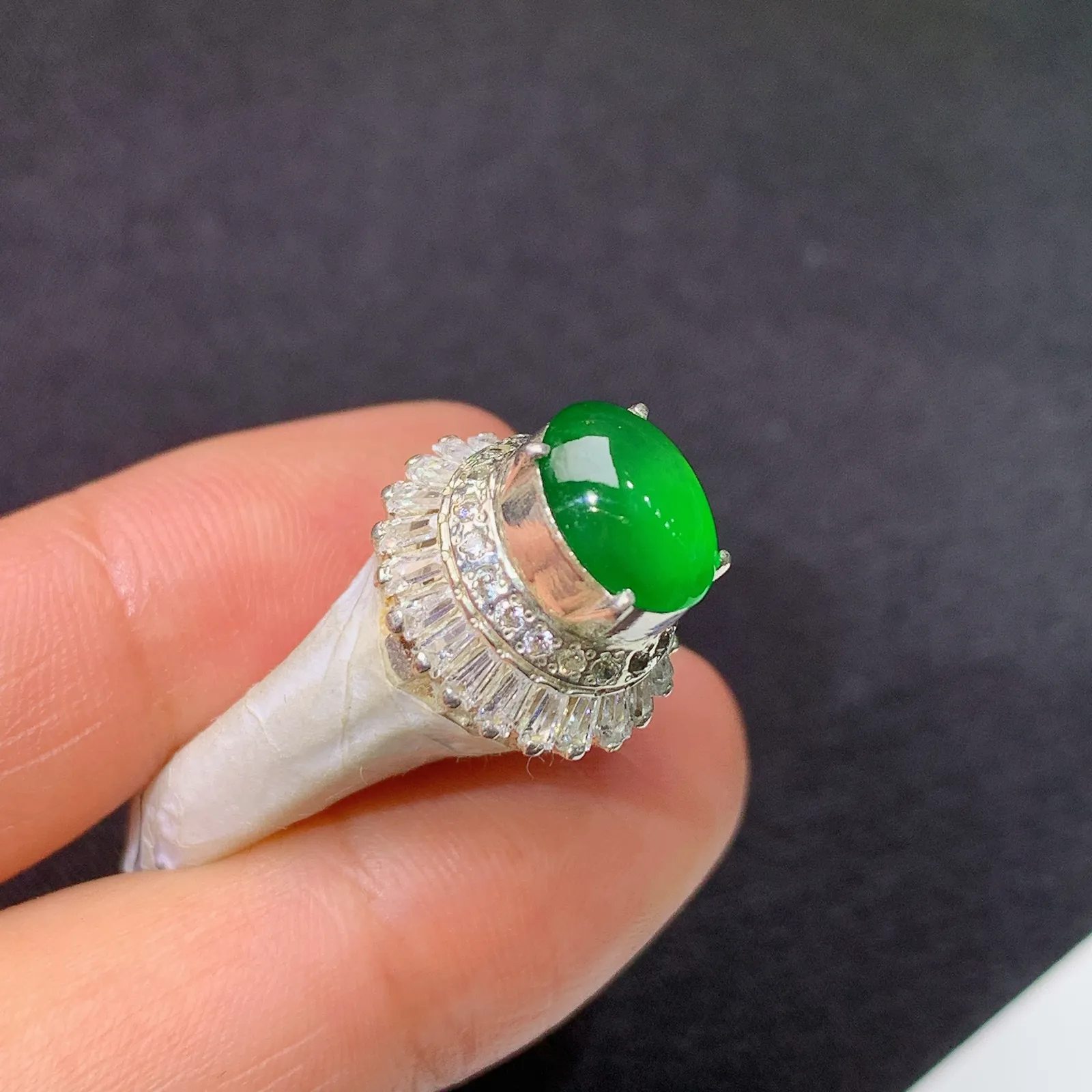 冰阳绿蛋面铜托戒指，镶嵌佳品，冰润色阳，种水足裸石尺寸8.5*6.3*3