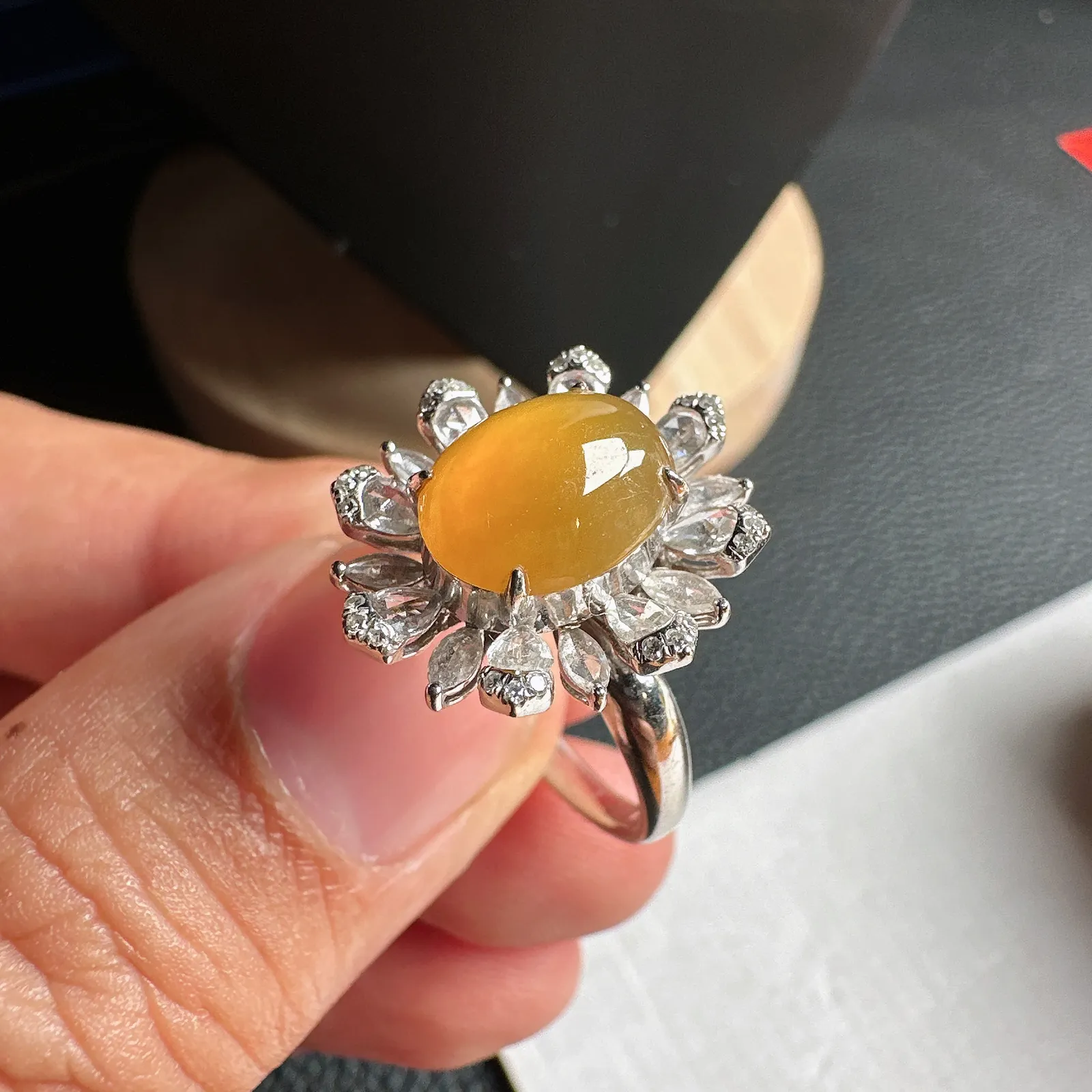 接近玻璃底的老坑冰黄戒指，经典款。