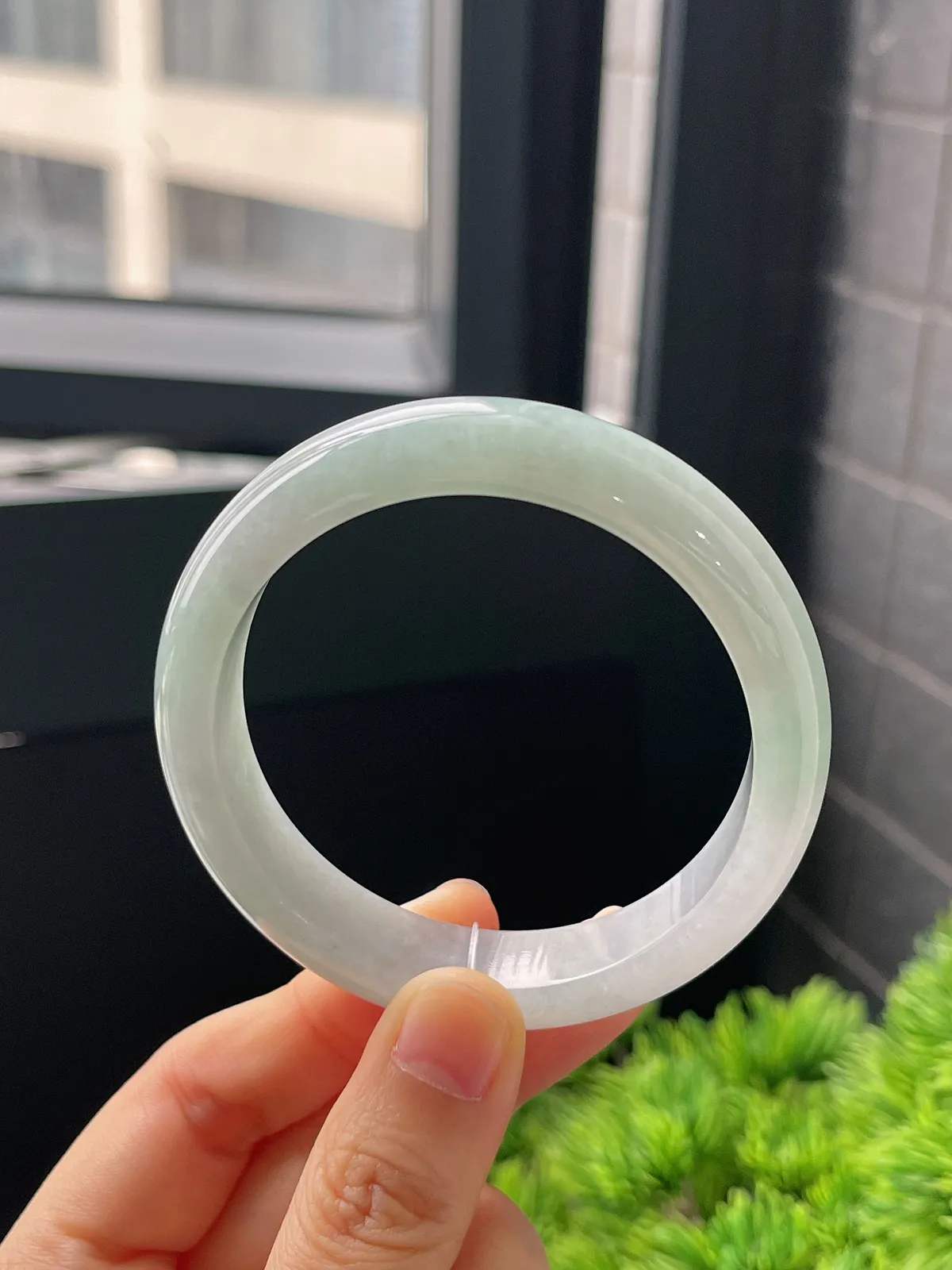 正圈54圈口，翡翠糯化种浅绿色手镯