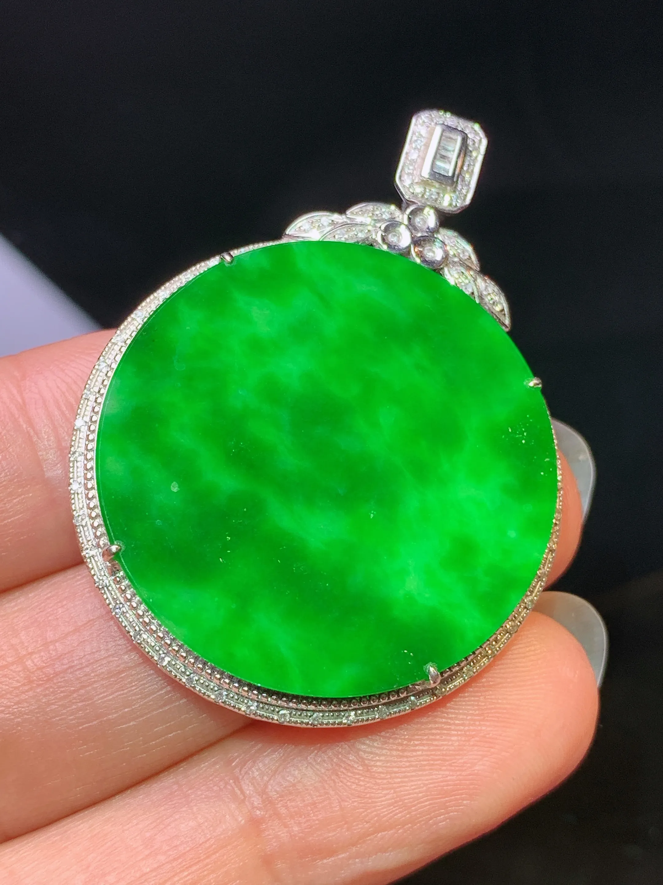 18k金钻镶嵌翠绿圆牌吊坠 玉质细腻 水润亮眼 整体尺寸41*30.8*6.3