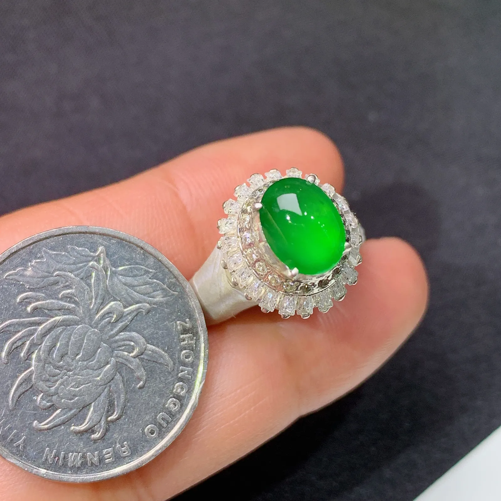 冰阳绿蛋面铜托戒指，镶嵌佳品，冰润色阳，种水足裸石尺寸8.5*6.3*3