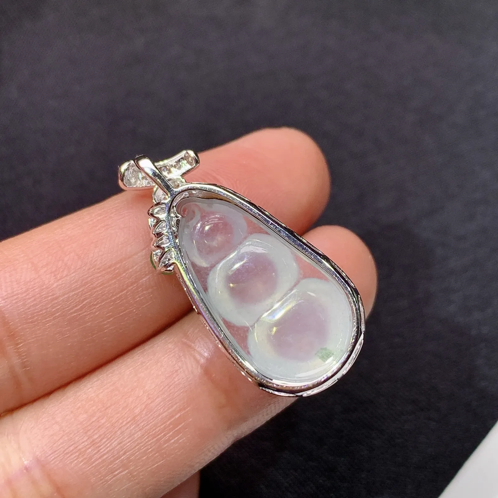 冰种福豆吊坠，18k金钻镶嵌，冰润饱满，玉质细腻，种水足，Fc整体尺寸29.7*13.4*8.5