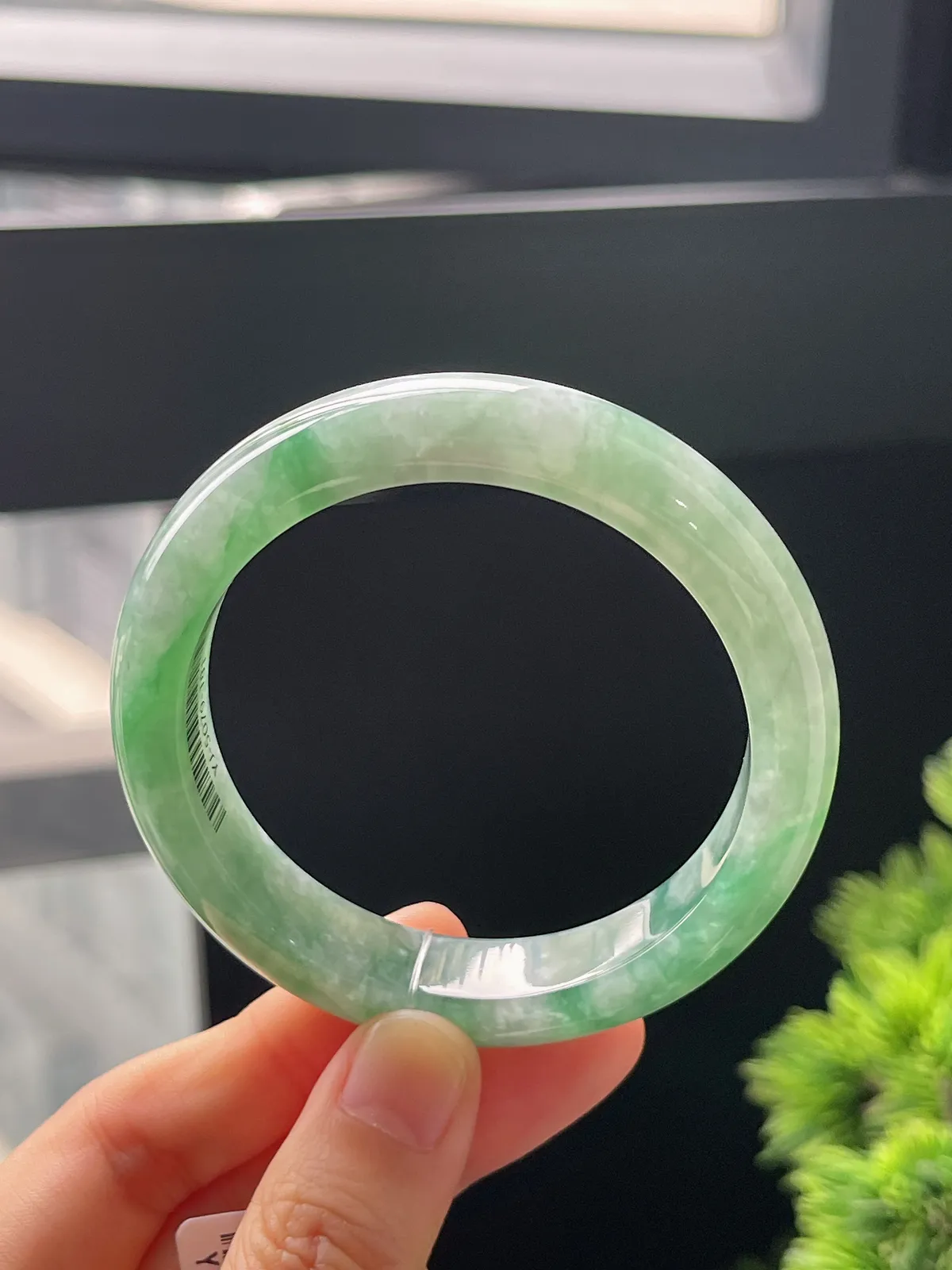 正圈52.4圈口，翡翠糯化种飘绿手镯