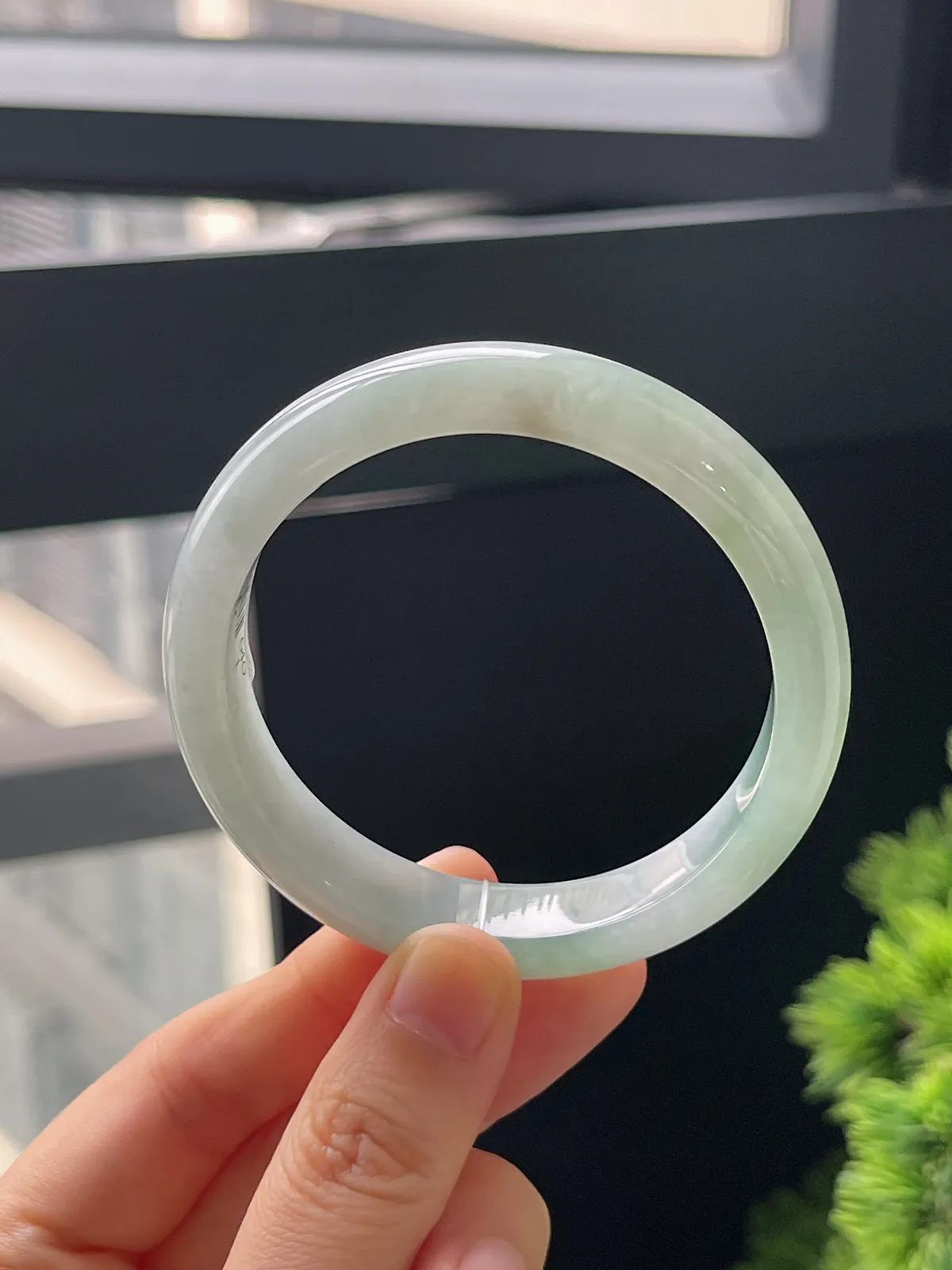 正圈54.5圈口，翡翠糯化种浅绿色手镯