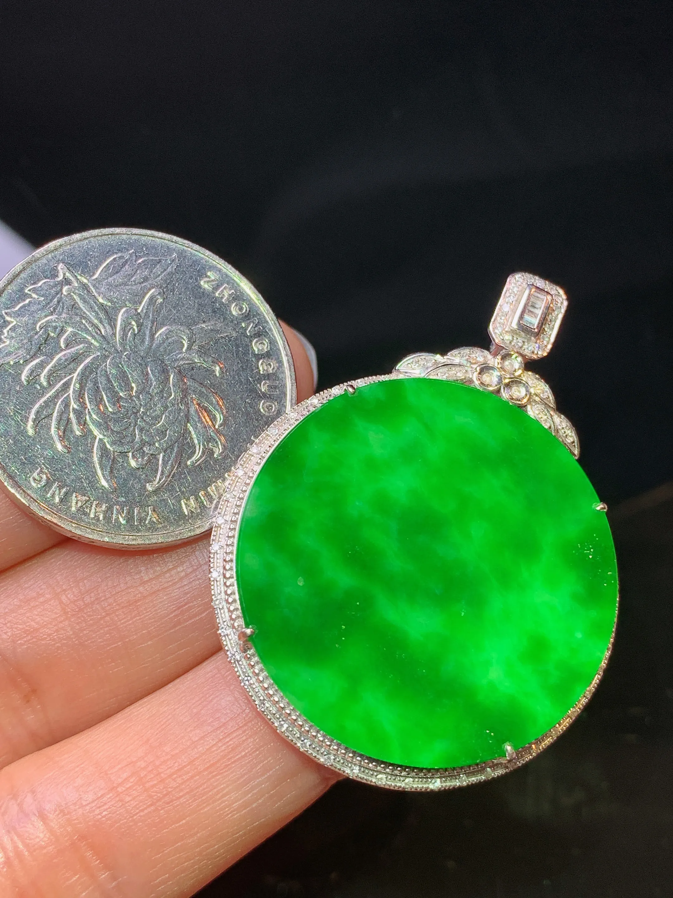 18k金钻镶嵌翠绿圆牌吊坠 玉质细腻 水润亮眼 整体尺寸41*30.8*6.3