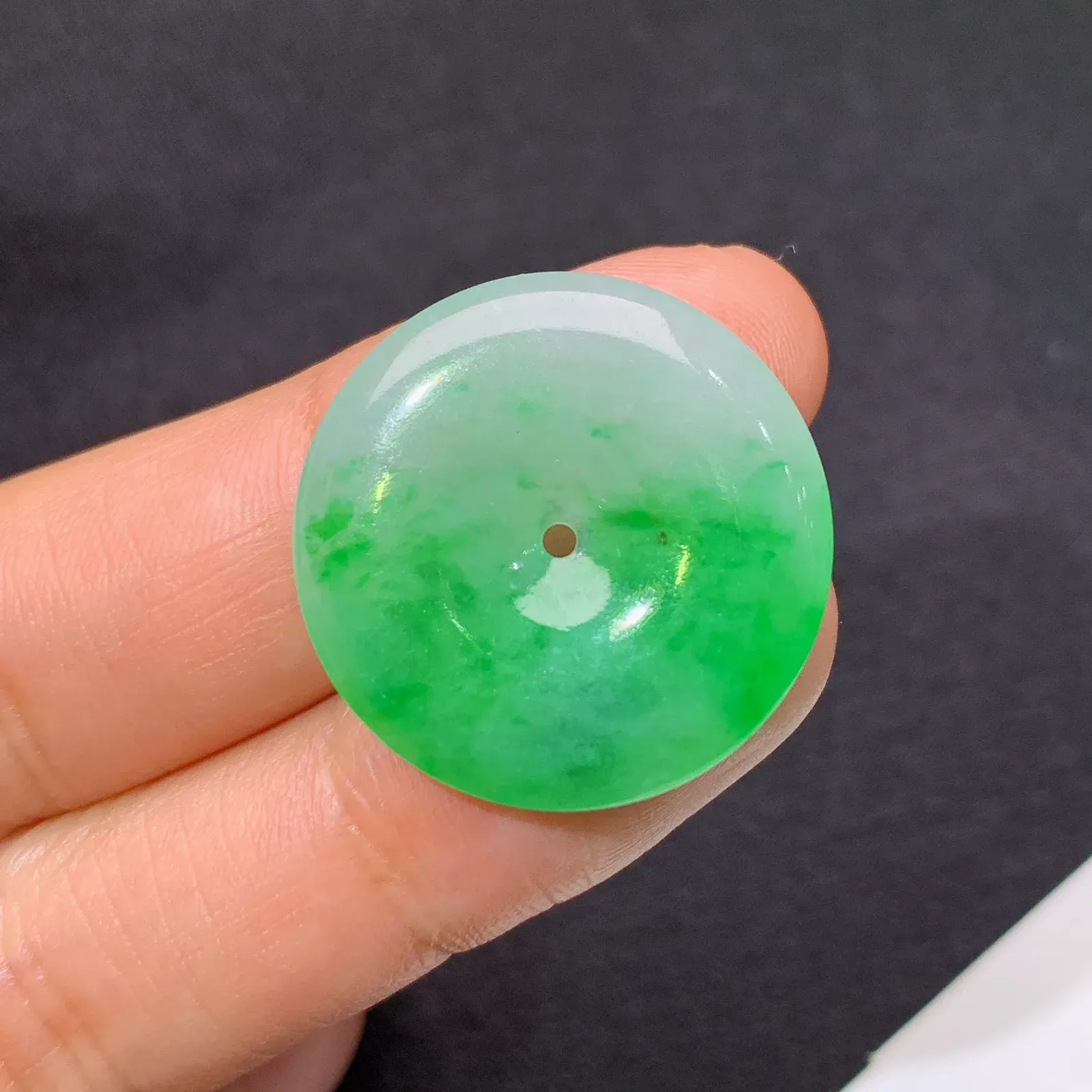 飘绿平安扣，清新色阳，玉质细腻，种水足，Fuy整体尺寸23.5*3.6