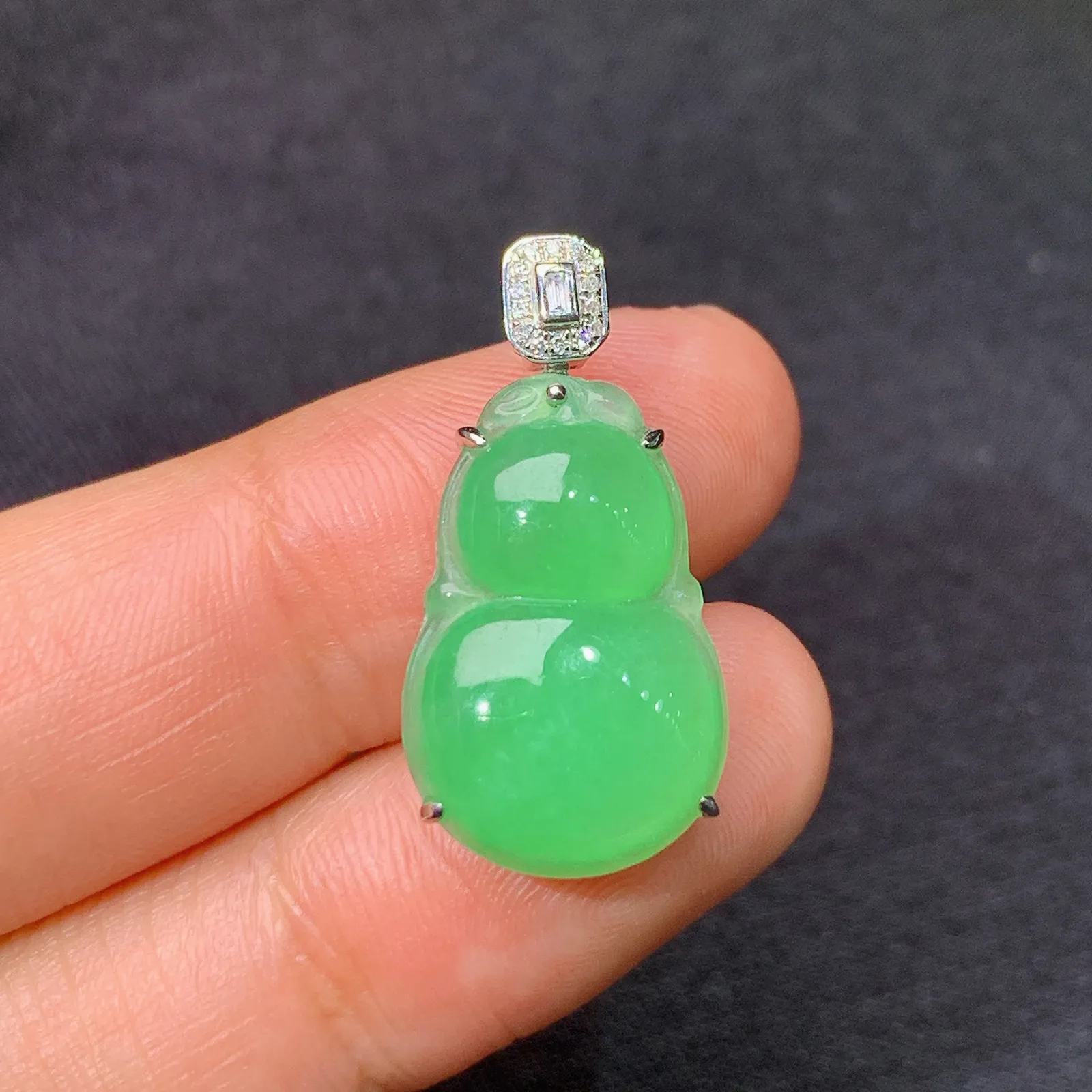 阳绿葫芦吊坠，18k金镶嵌，水润色阳，玉质细腻，Xu整体尺寸25.2*12.6*6.2