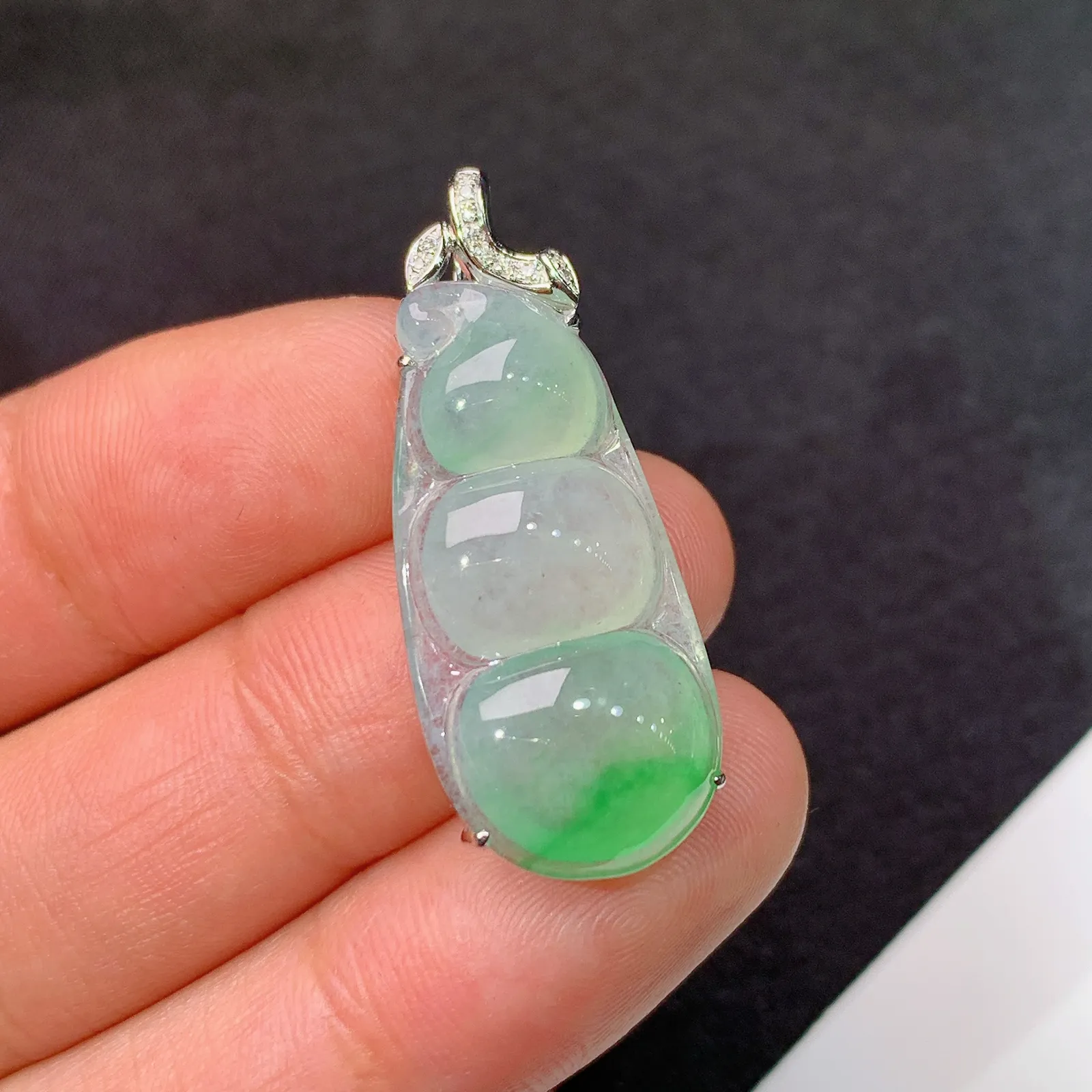 冰飘绿福豆吊坠，18k金镶嵌，冰润饱满，玉质细腻，种水足，Fc整体尺寸32.6*13.1*6.5