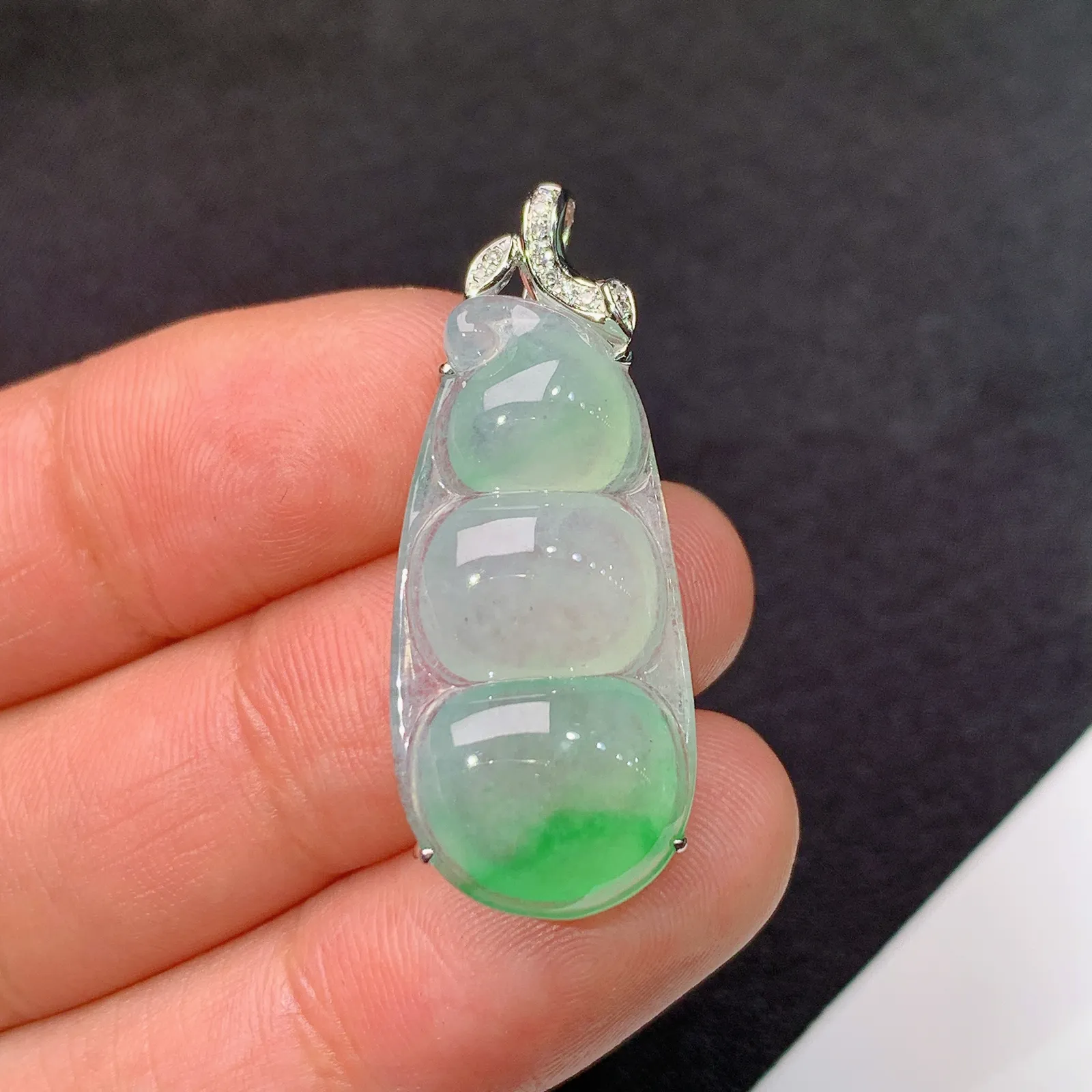 冰飘绿福豆吊坠，18k金镶嵌，冰润饱满，玉质细腻，种水足，Fc整体尺寸32.6*13.1*6.5
