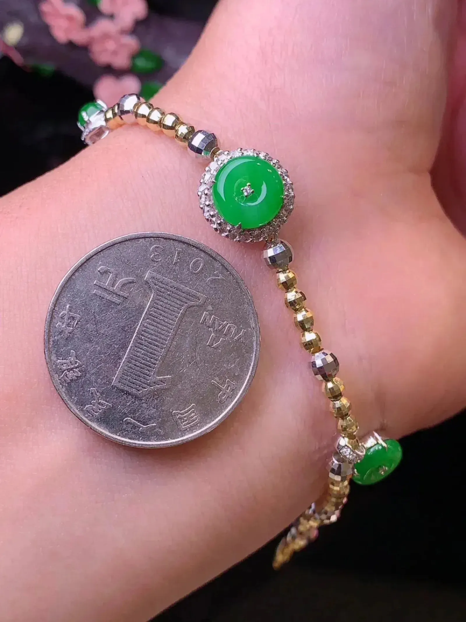 18k金钻镶嵌翠绿平安扣手链 玉质细腻 水润亮眼 取一裸石尺寸8.3*2.3