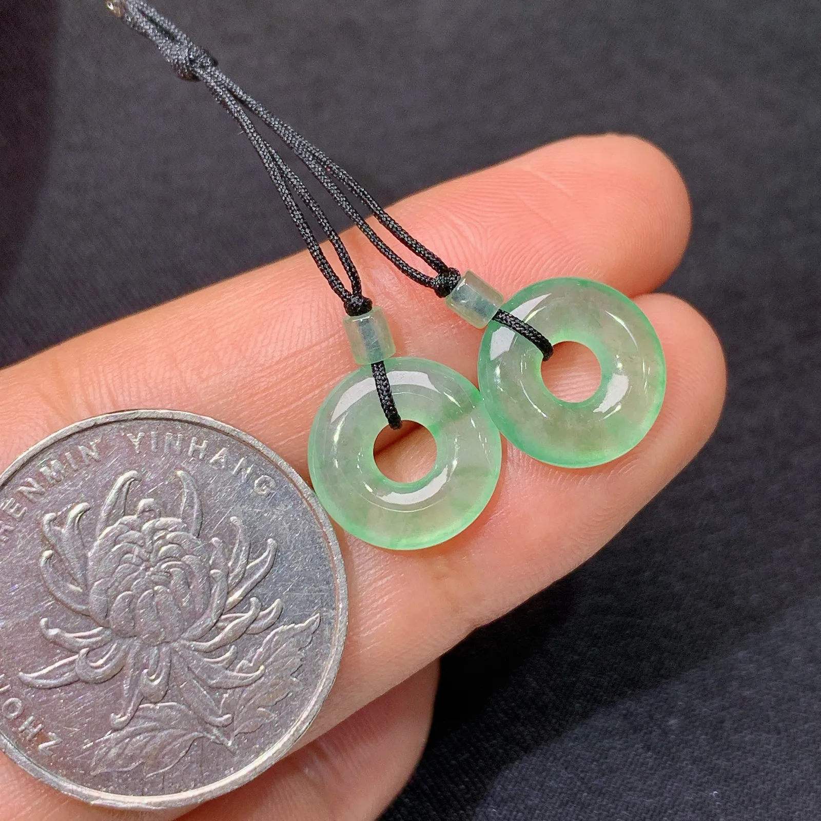 冰晴底甜甜圈一对，镶嵌佳品，冰润细腻，种水足，001取一尺寸11.8*2.3