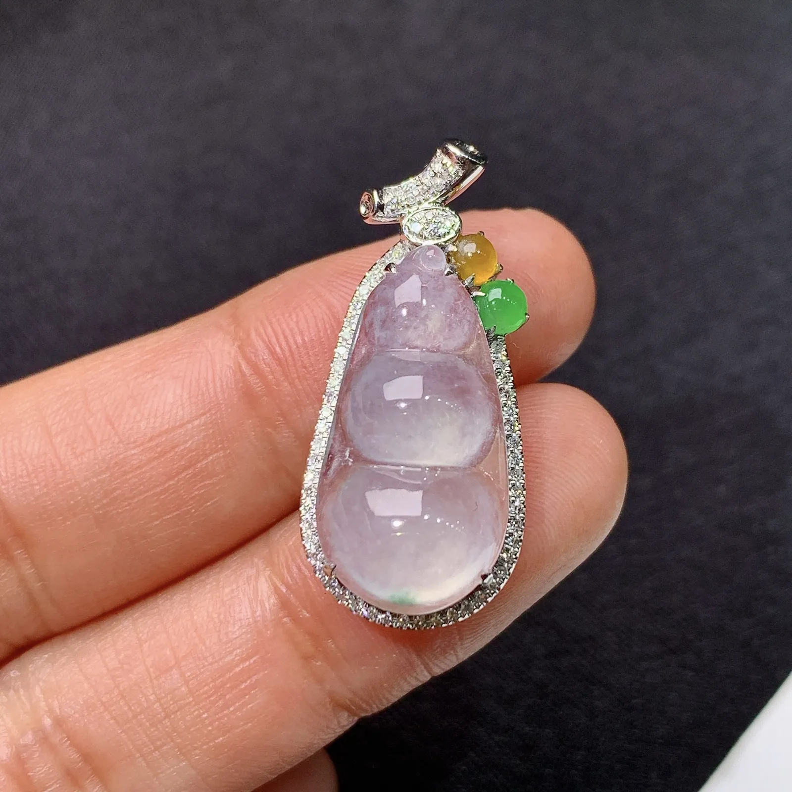 冰种福豆吊坠，18k金钻镶嵌，冰润饱满，玉质细腻，种水足，Fc整体尺寸29.7*13.4*8.5