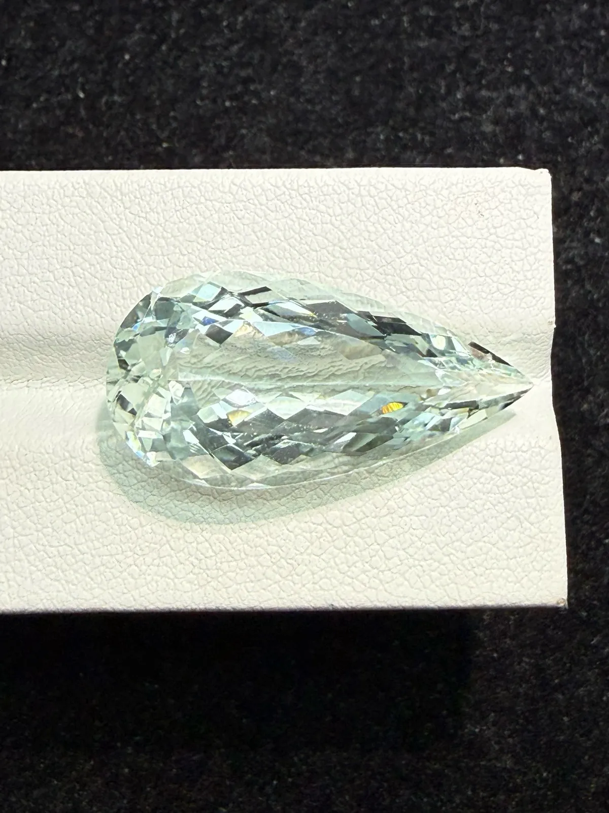 20.235克拉天然海蓝宝戒面裸石，颜色超美，火彩超好，尺寸：28.9*14.4*9.1mm