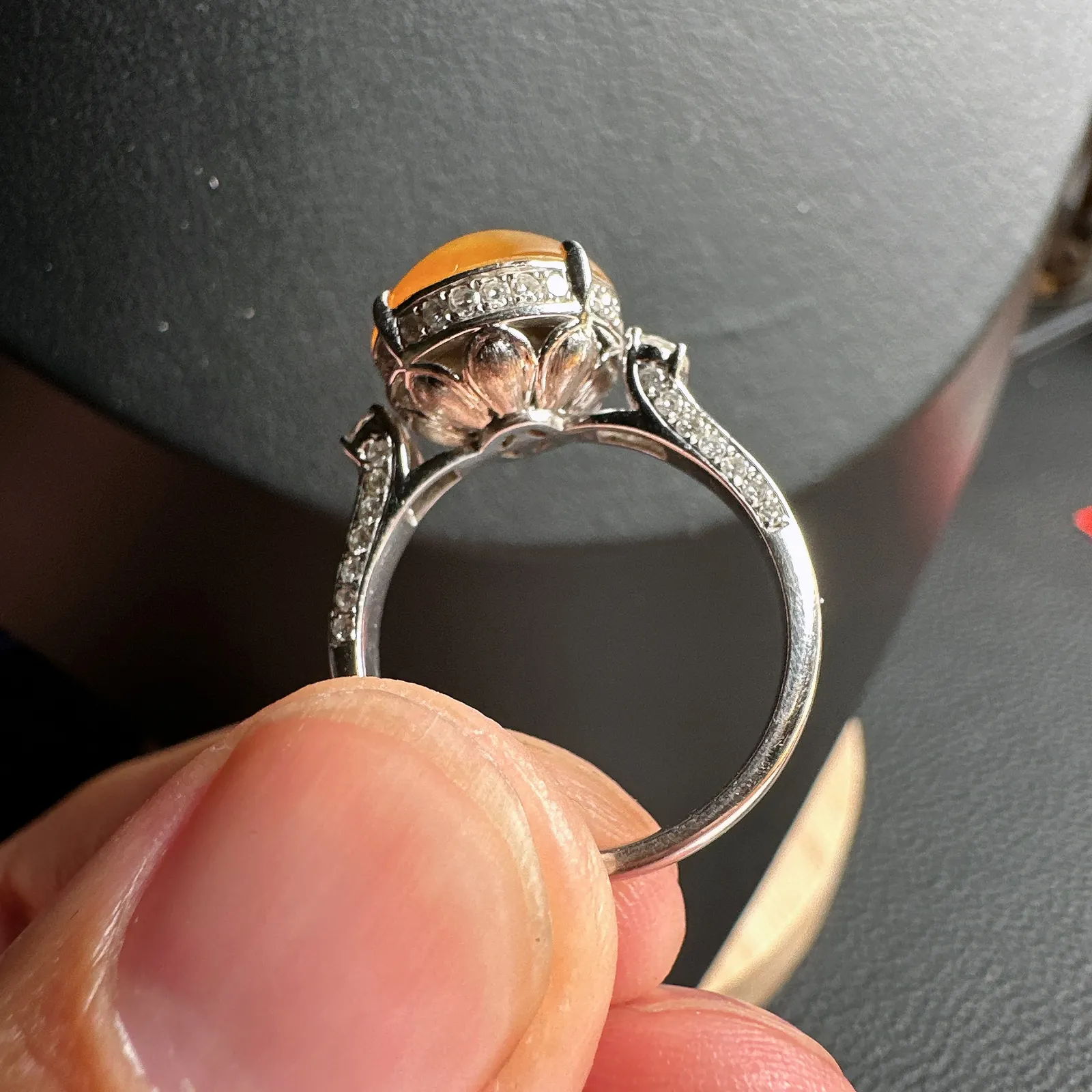 冰黄翡天然色小馒头戒指，经典裸镶。