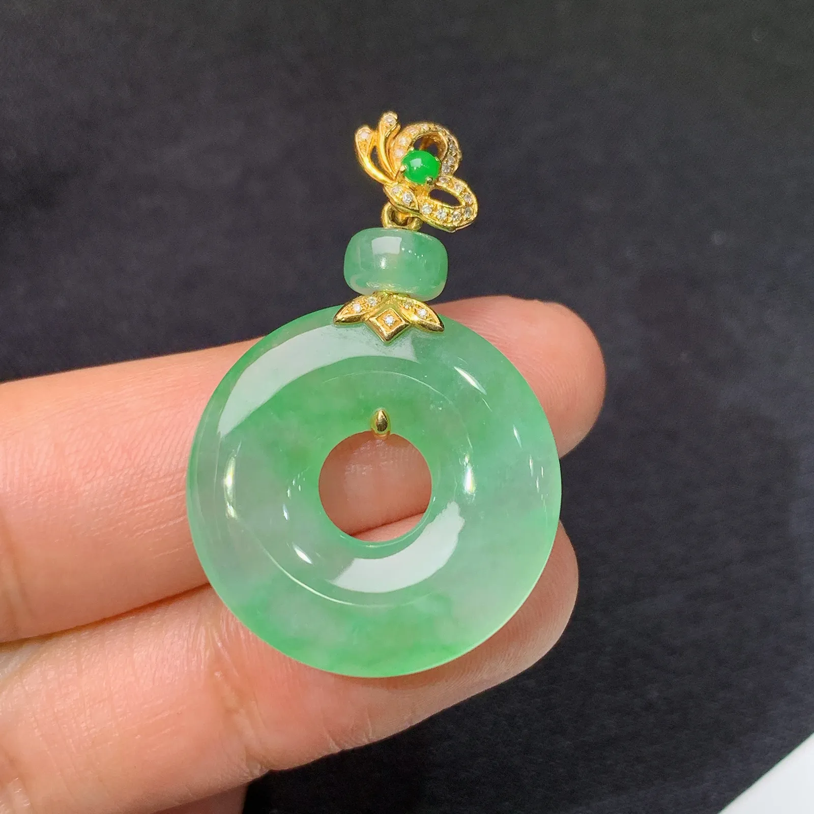 冰飘绿甜甜圈吊坠，18k金钻镶嵌，玉质细腻，种水足，Xu整体尺寸35.5*23.1*3.9