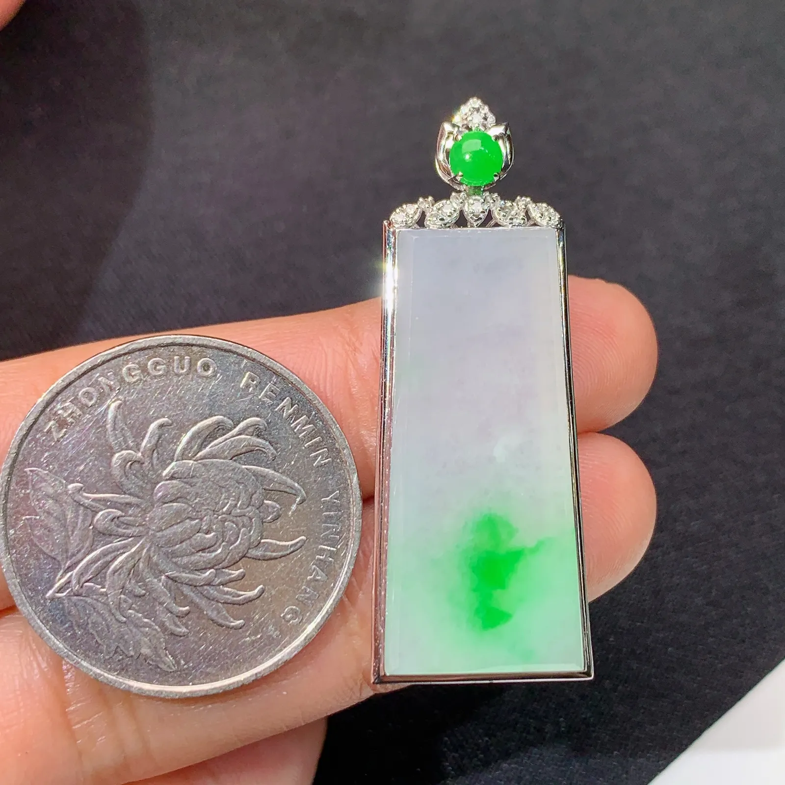 冰飘绿无事牌吊坠，18k金镶嵌，冰润色阳，种水足，Hl整体尺寸40*15*5.3