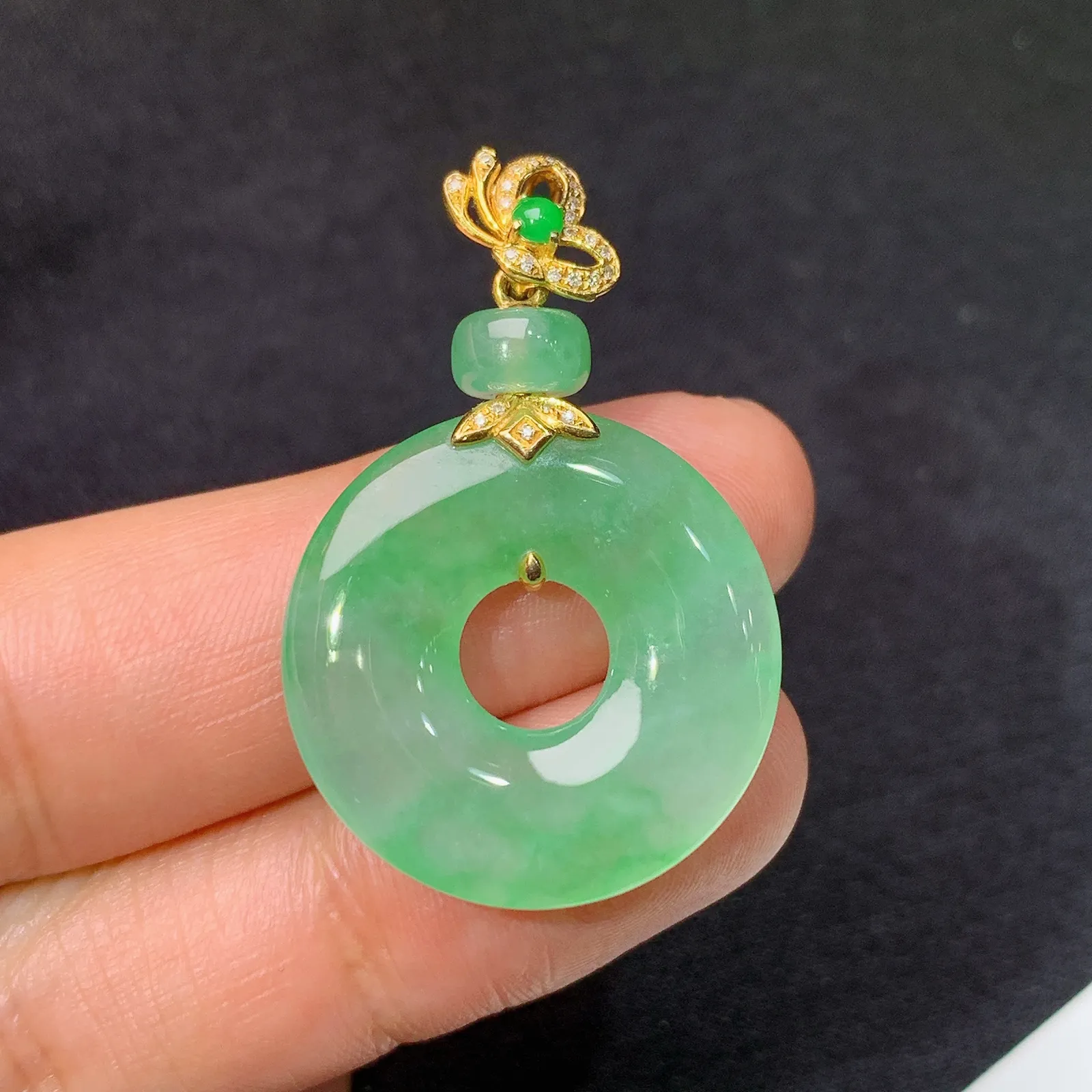 冰飘绿甜甜圈吊坠，18k金钻镶嵌，玉质细腻，种水足，Xu整体尺寸35.5*23.1*3.9