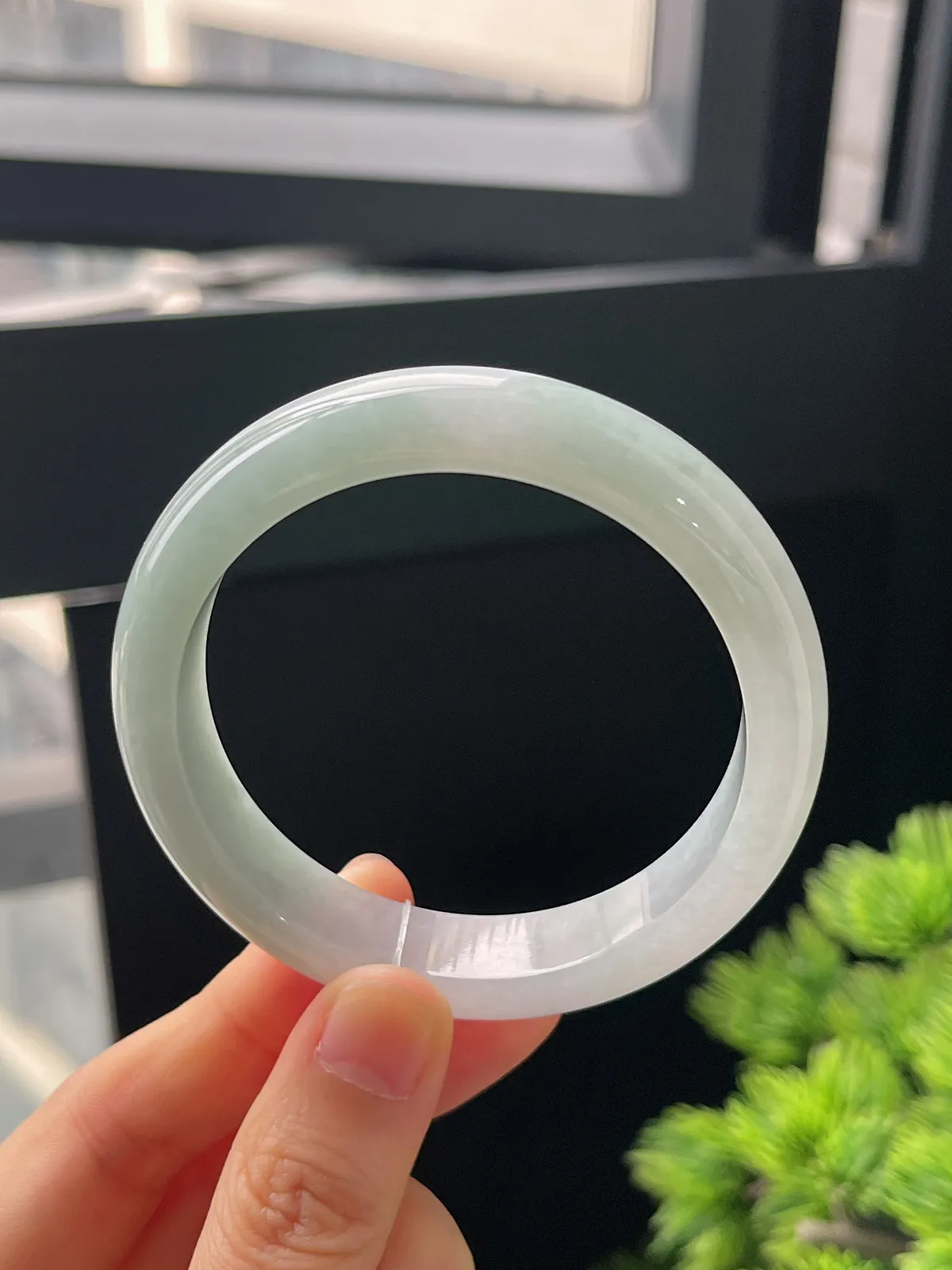 正圈54圈口，翡翠糯化种浅绿色手镯