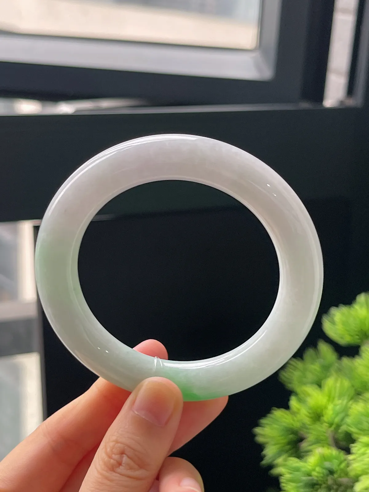 圆镯55.5圈口，翡翠糯化种飘绿手镯