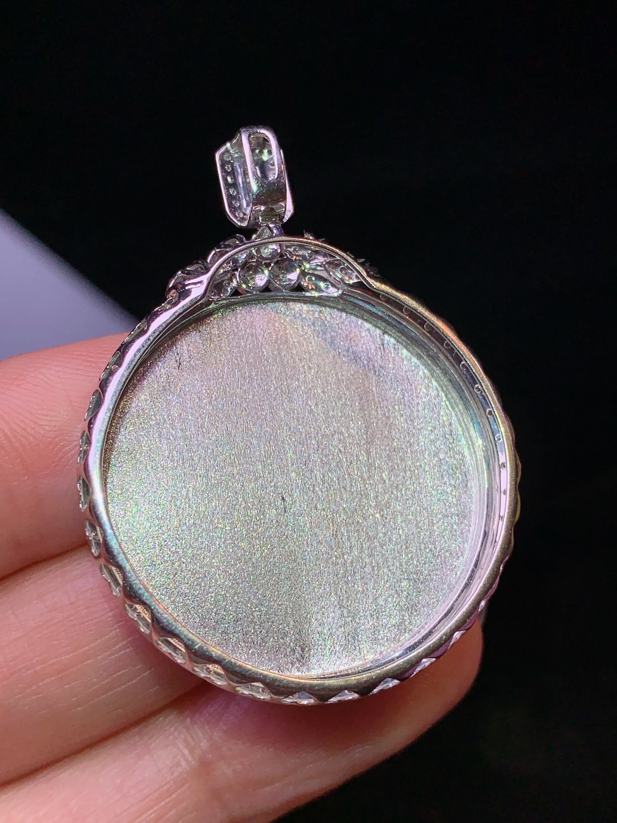 18k金钻镶嵌翠绿圆牌吊坠 玉质细腻 水润亮眼 整体尺寸41*30.8*6.3