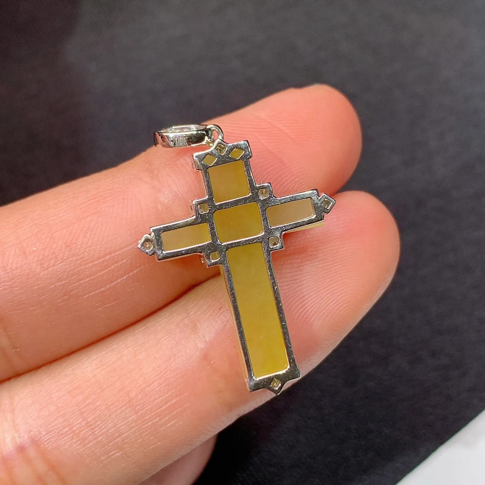 冰黄翡十字架吊坠，18k金钻镶嵌，色泽鲜艳，水色超佳，Hl整体尺寸29.7*18.6*3.4
