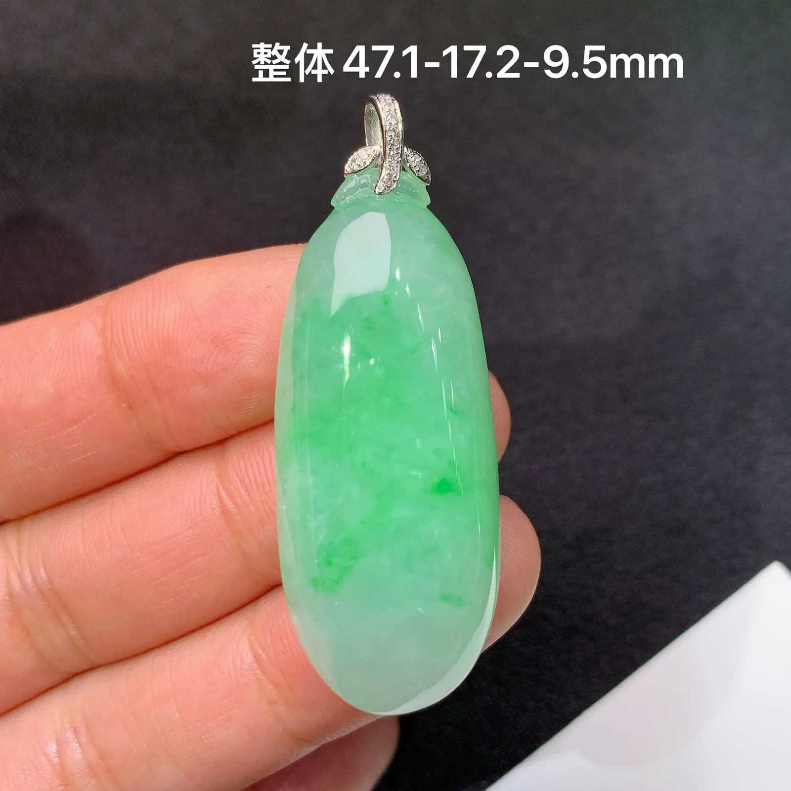 飘绿福瓜吊坠，18k金镶嵌，玉质细腻，Fc整体尺寸47.1*17.2*9.5