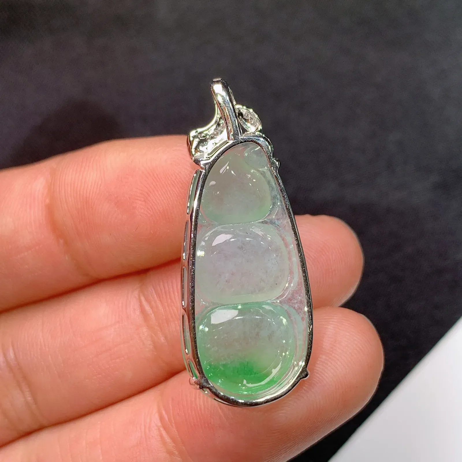 冰飘绿福豆吊坠，18k金镶嵌，冰润饱满，玉质细腻，种水足，Fc整体尺寸32.6*13.1*6.5