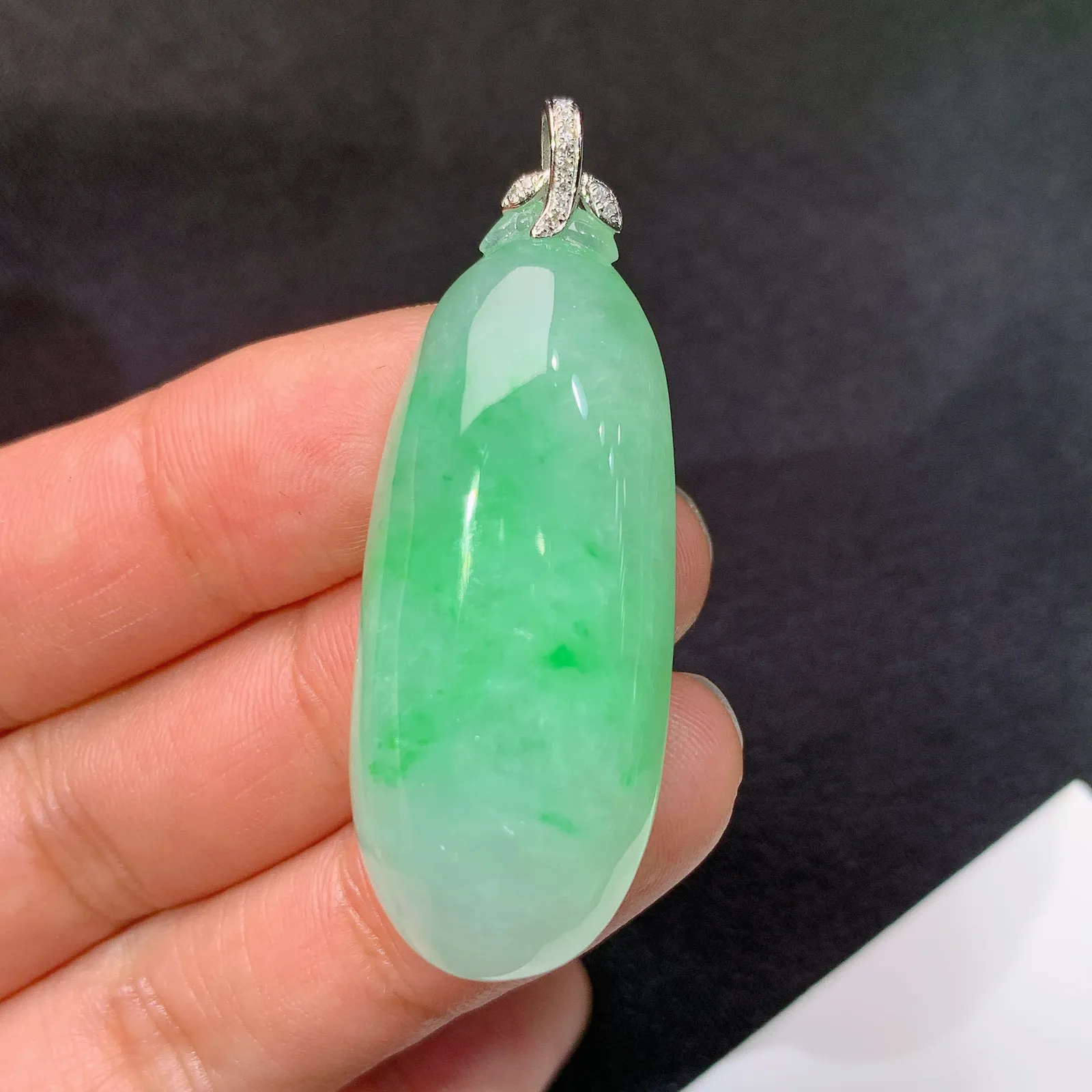 飘绿福瓜吊坠，18k金镶嵌，玉质细腻，Fc整体尺寸47.1*17.2*9.5