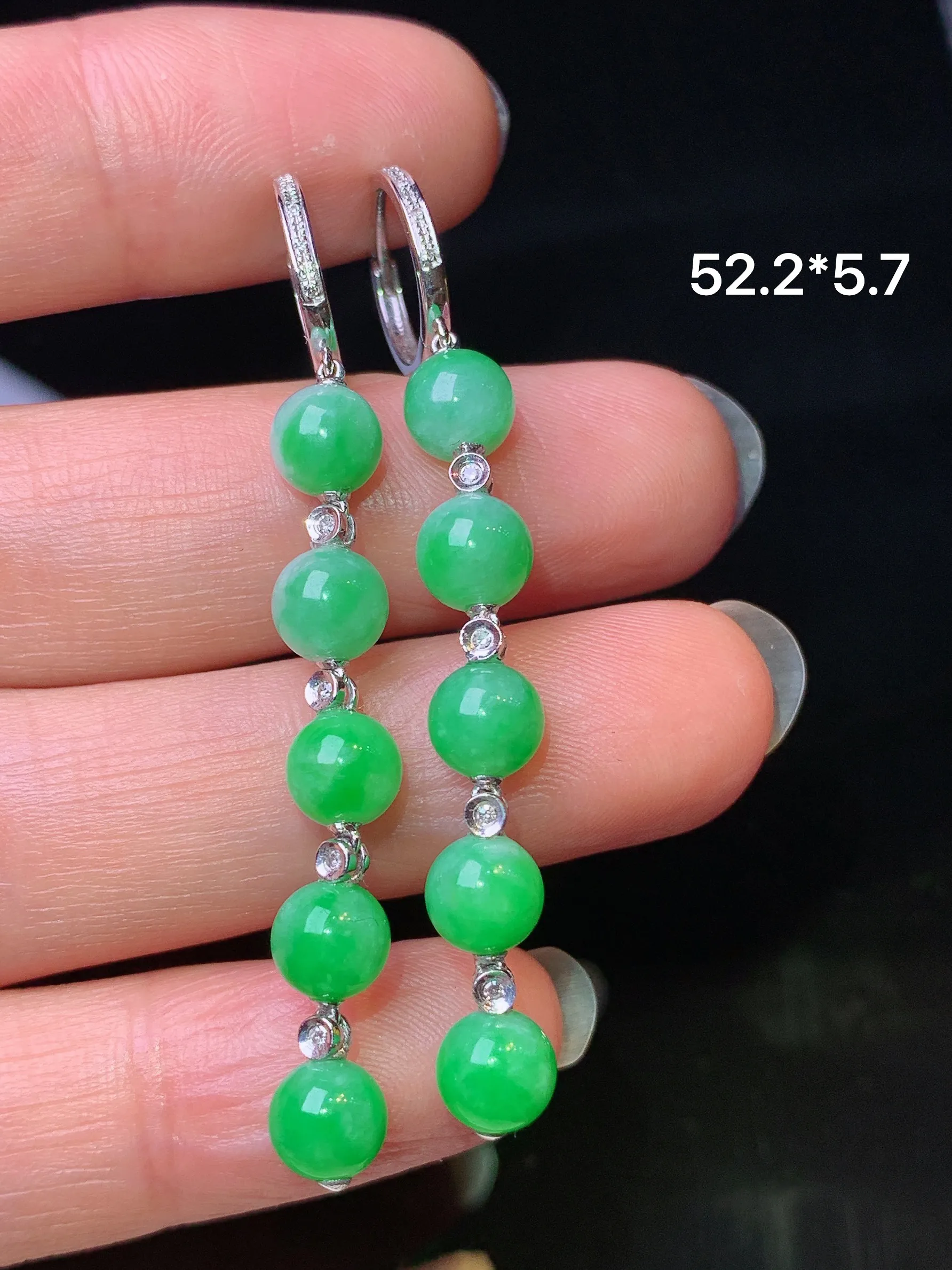 18k金钻镶嵌翠绿圆珠耳坠 玉质细腻 水润亮眼 整体尺寸52.5*5.7