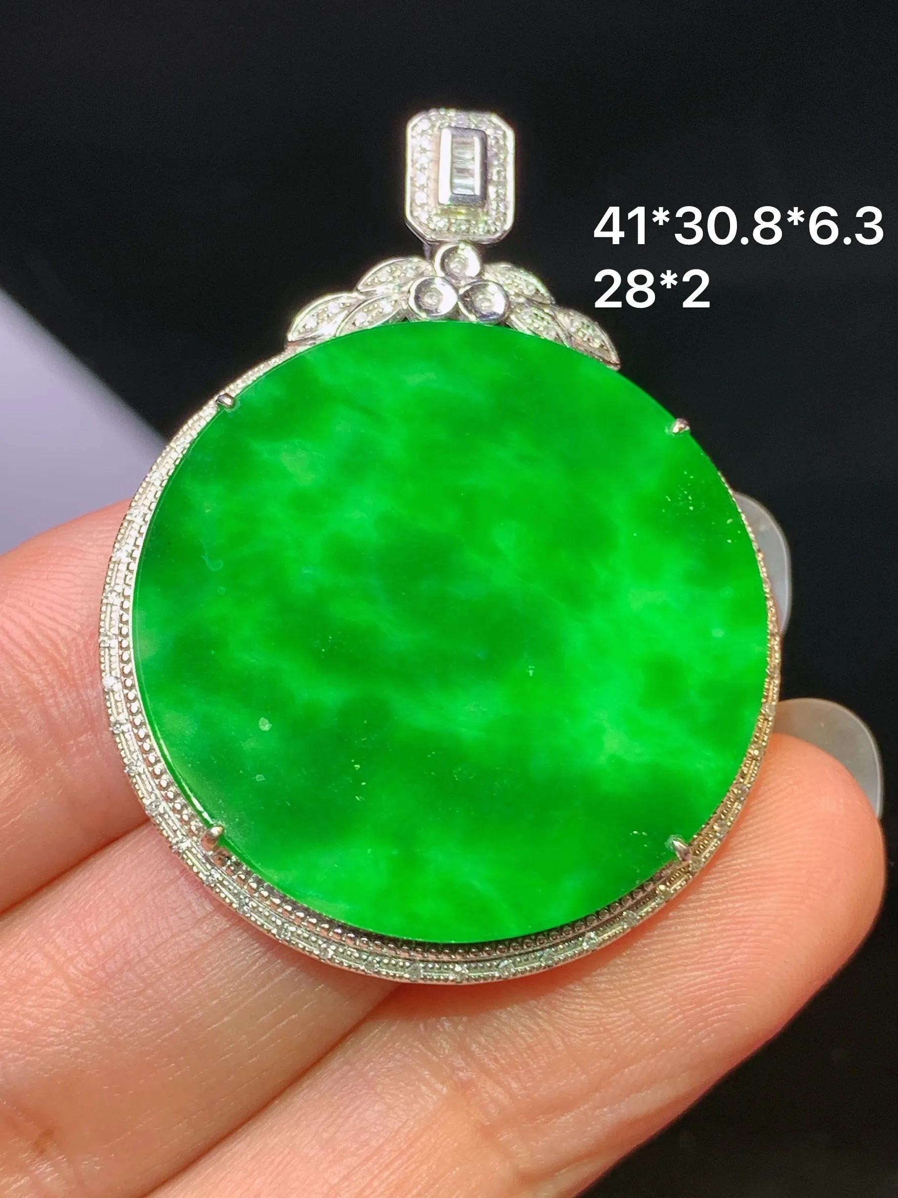 18k金钻镶嵌翠绿圆牌吊坠 玉质细腻 水润亮眼 整体尺寸41*30.8*6.3