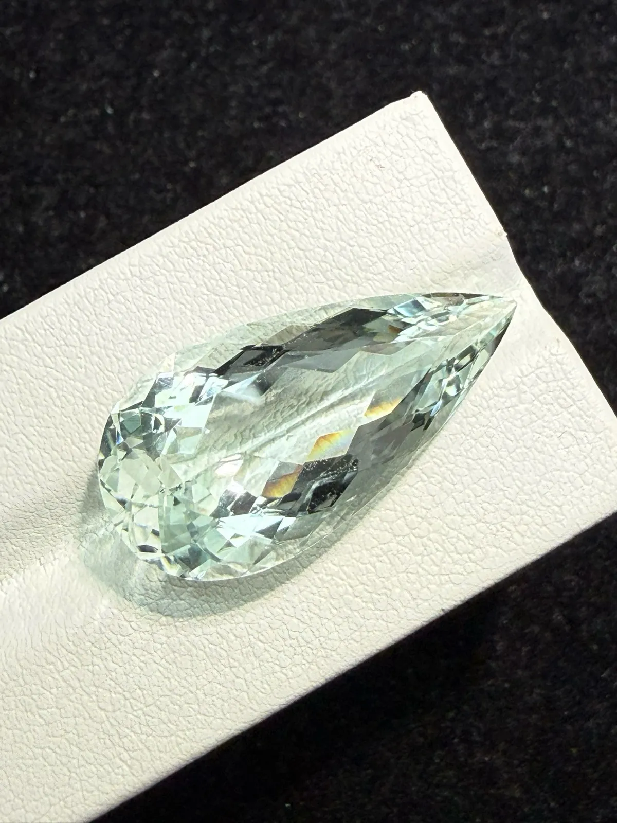 20.235克拉天然海蓝宝戒面裸石，颜色超美，火彩超好，尺寸：28.9*14.4*9.1mm