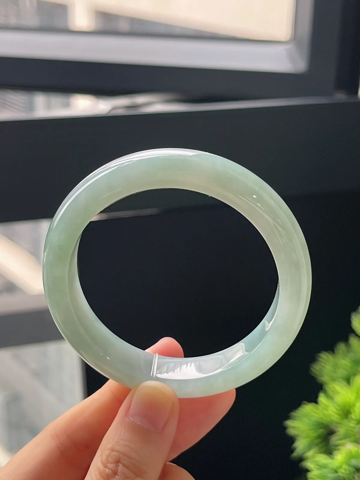 正圈54圈口，翡翠冰糯种浅绿色手镯