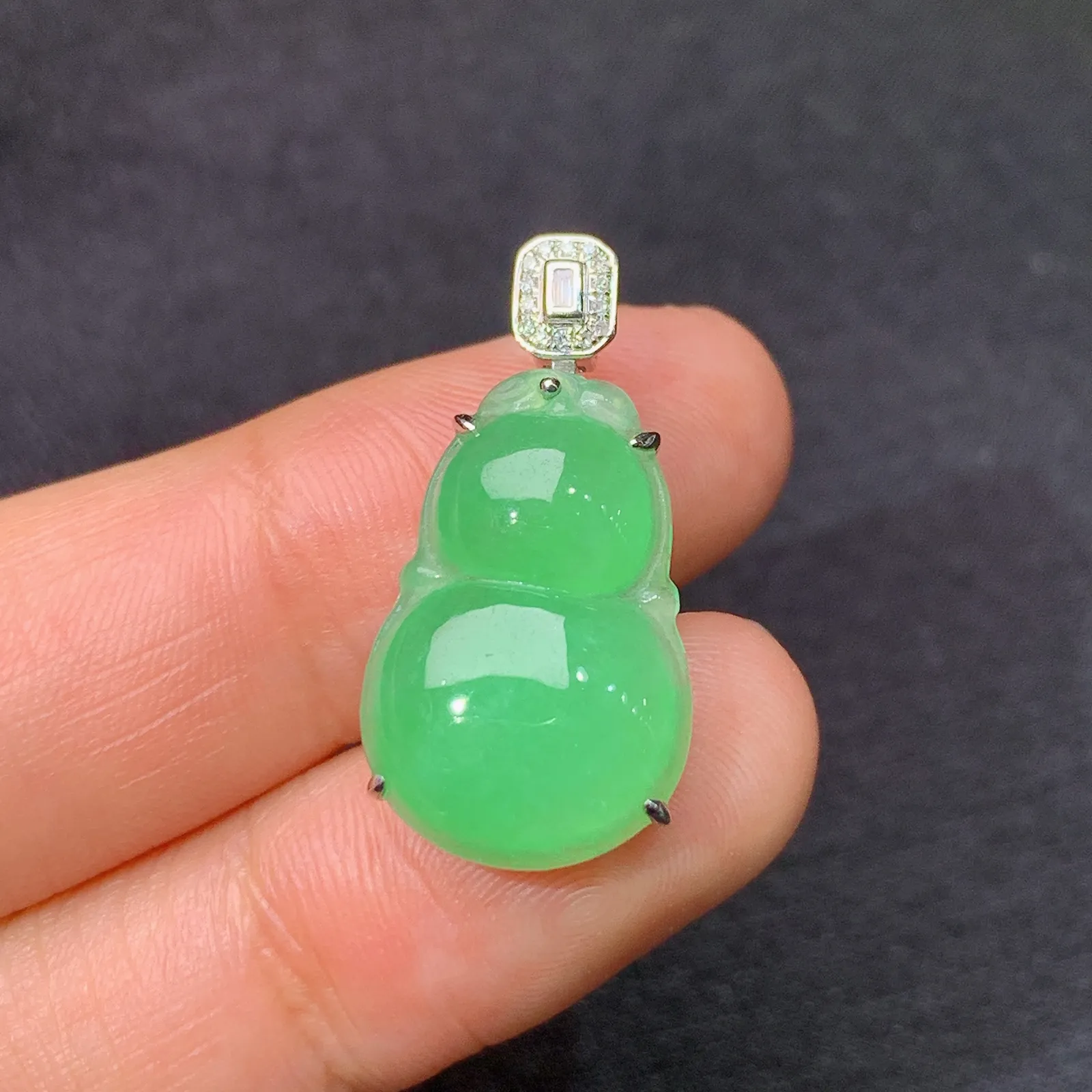阳绿葫芦吊坠，18k金镶嵌，水润色阳，玉质细腻，Xu整体尺寸25.2*12.6*6.2