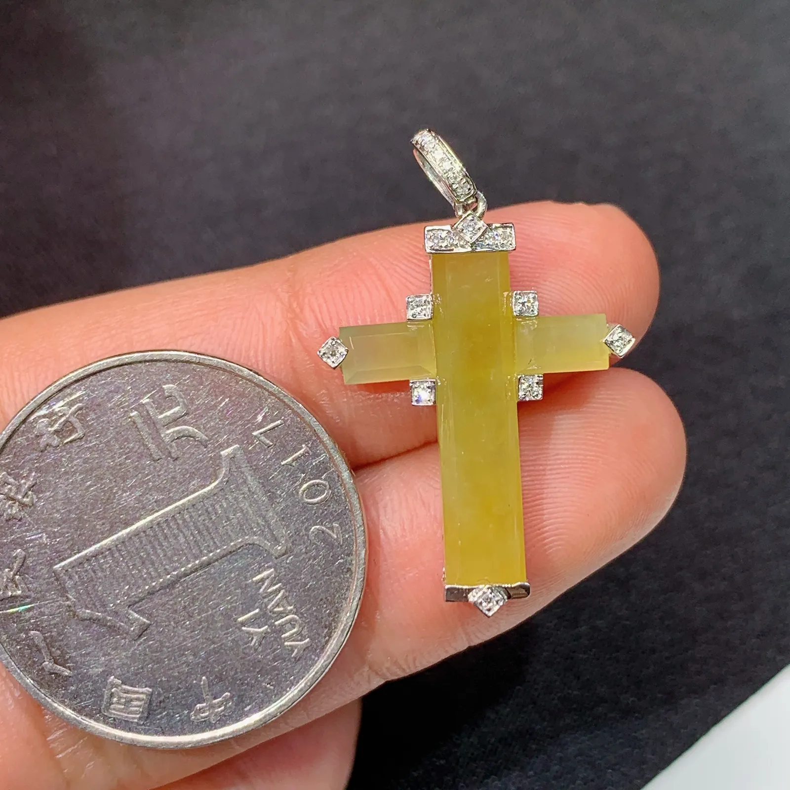 冰黄翡十字架吊坠，18k金钻镶嵌，色泽鲜艳，水色超佳，Hl整体尺寸29.7*18.6*3.4