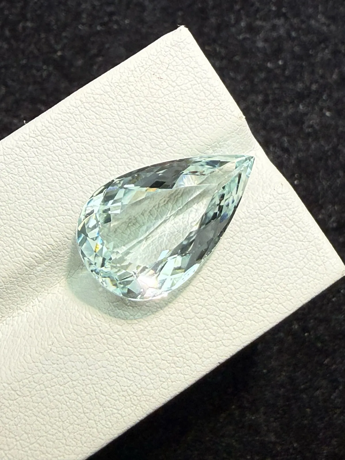 9.74克拉天然海蓝宝戒面裸石，颜色超美，火彩超好，尺寸：19.7*12*7.3mm