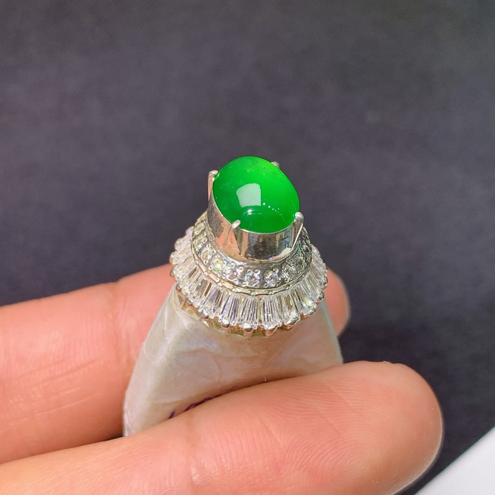 冰阳绿蛋面铜托戒指，镶嵌佳品，冰润色阳，种水足裸石尺寸8.5*6.3*3