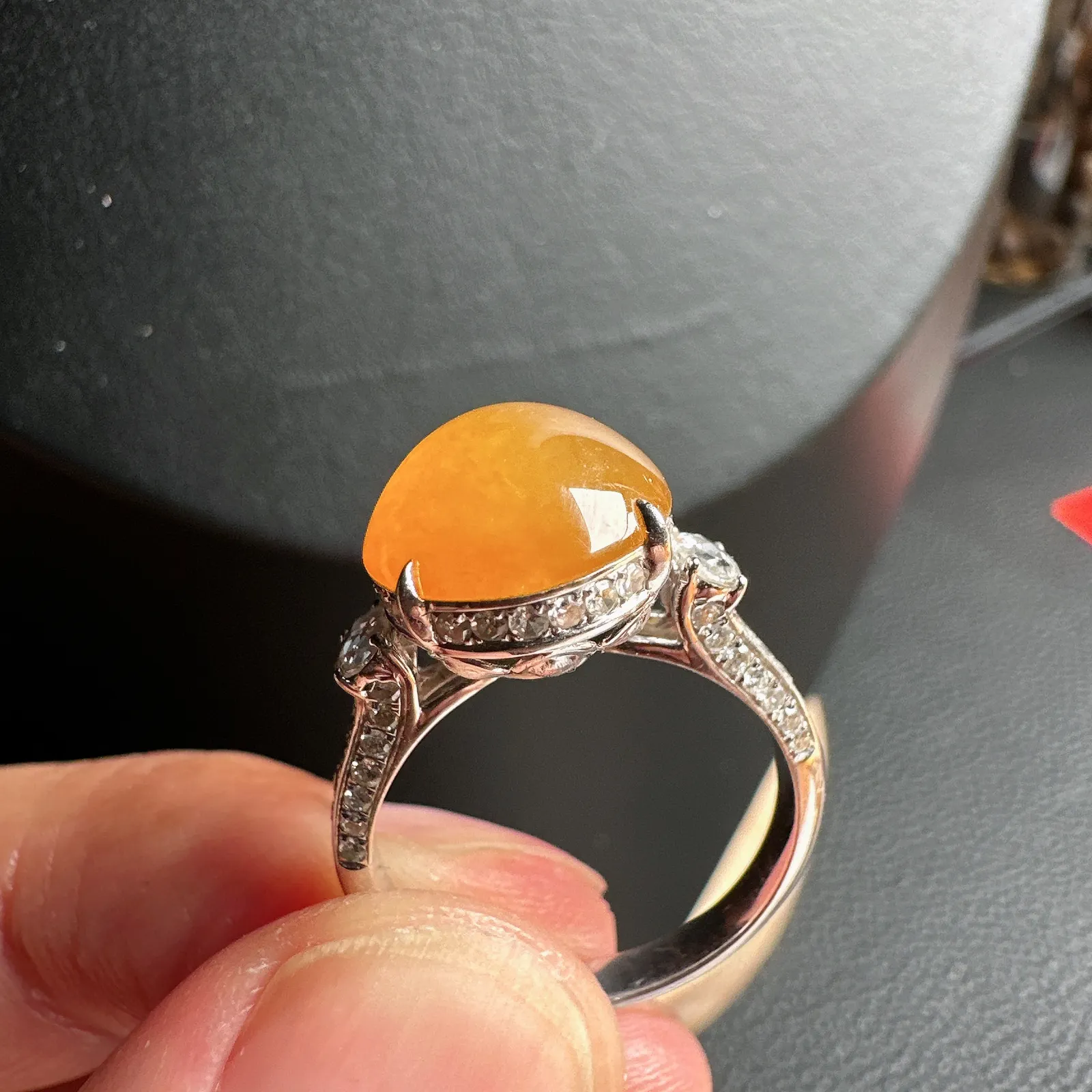 冰黄翡天然色小馒头戒指，经典裸镶。