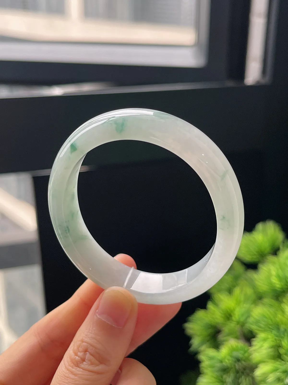 贵妃镯54圈口，翡翠冰糯种飘绿手镯