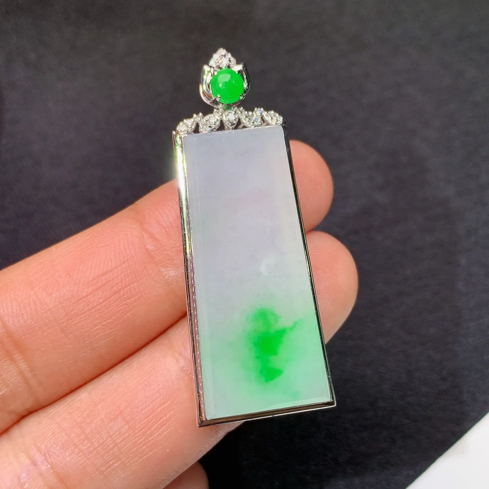 冰飘绿无事牌吊坠，18k金镶嵌，冰润色阳，种水足，Hl整体尺寸40*15*5.3