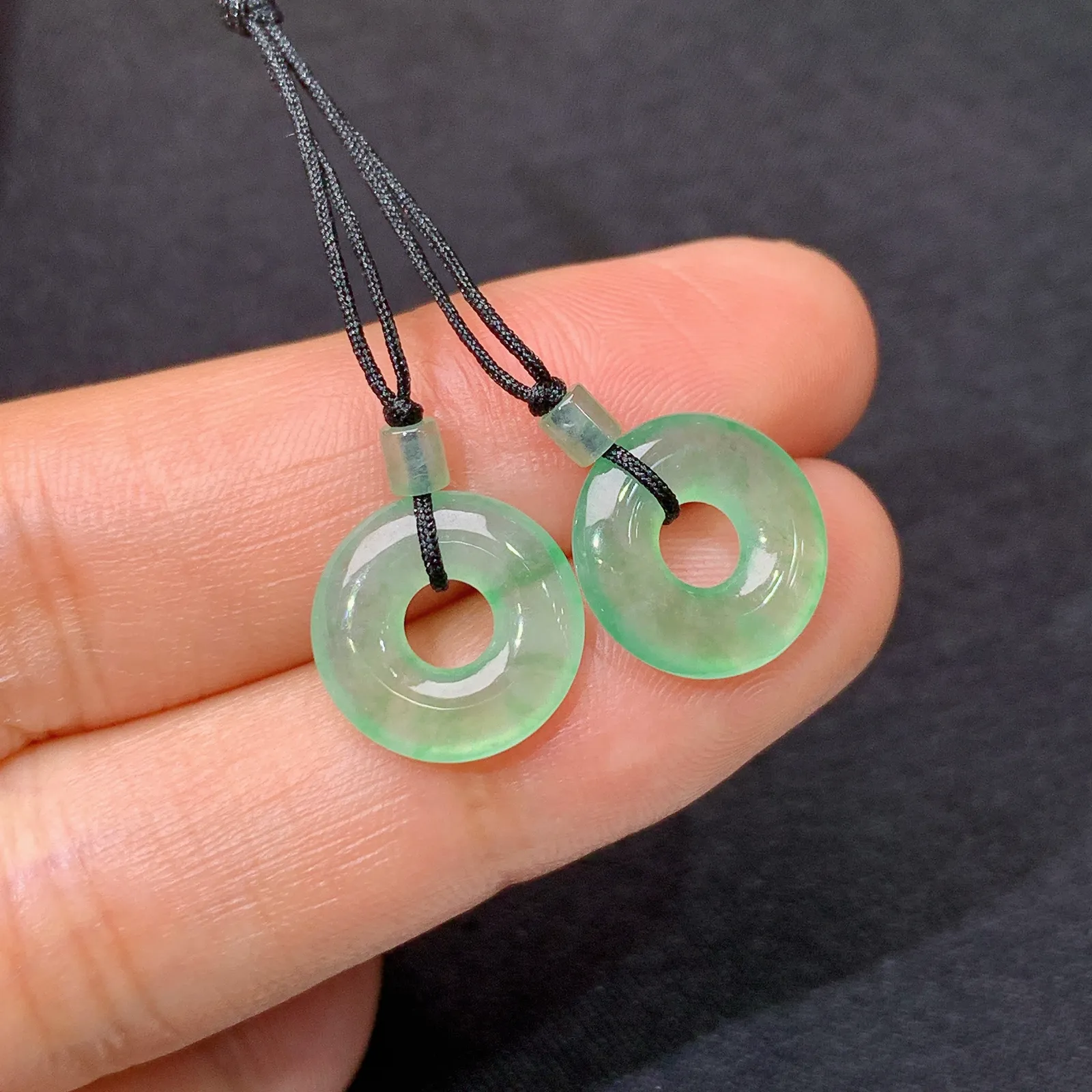 冰晴底甜甜圈一对，镶嵌佳品，冰润细腻，种水足，001取一尺寸11.8*2.3