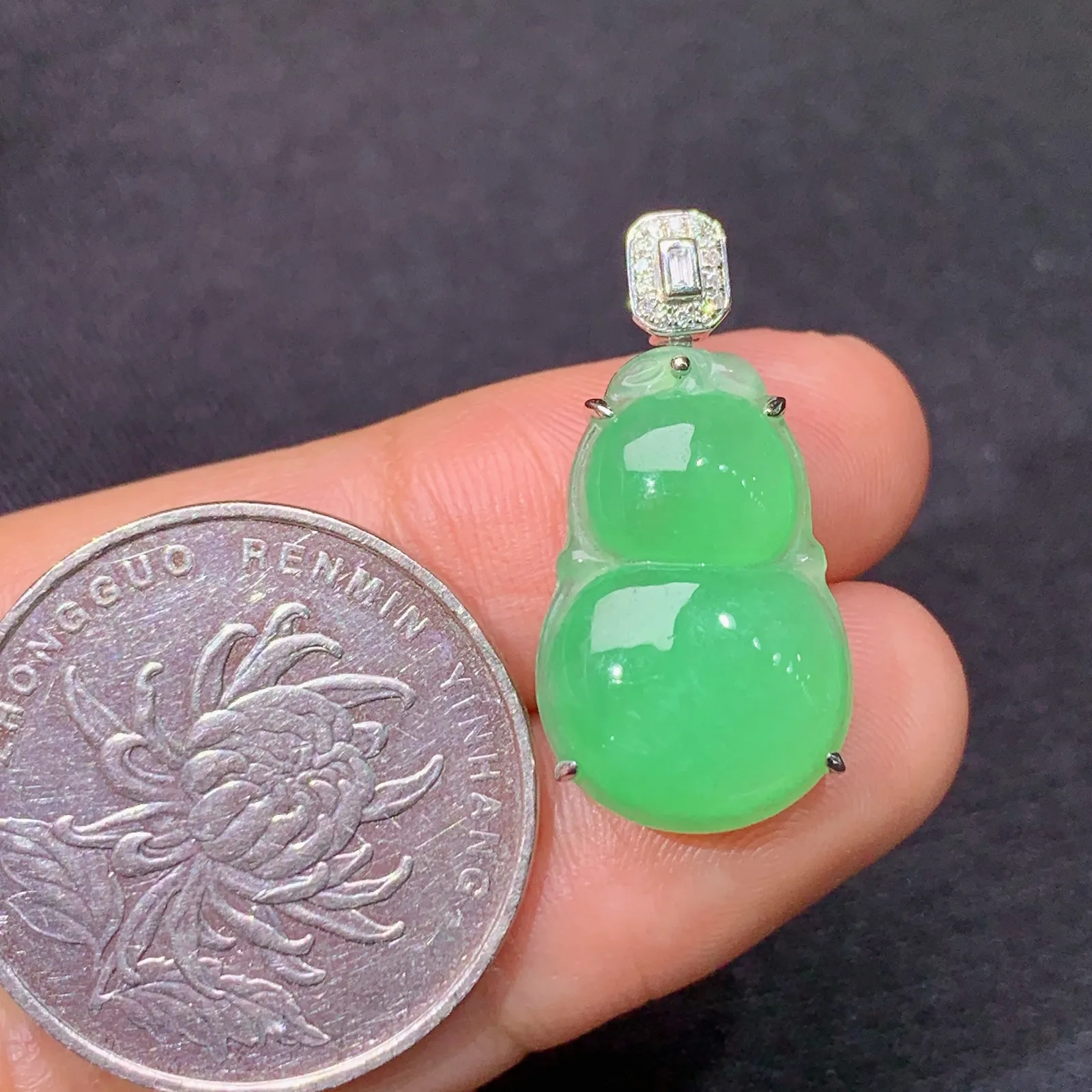 阳绿葫芦吊坠，18k金镶嵌，水润色阳，玉质细腻，Xu整体尺寸25.2*12.6*6.2