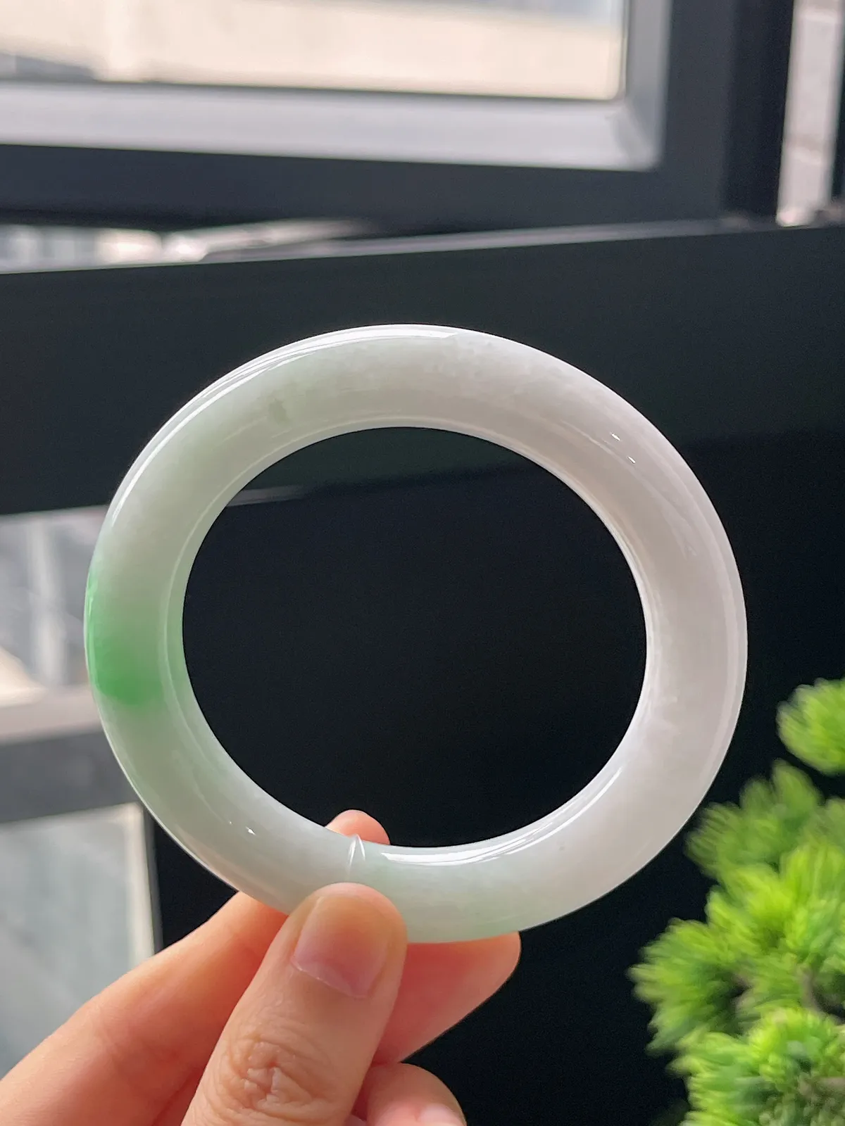 圆镯55.5圈口，翡翠糯化种飘绿手镯