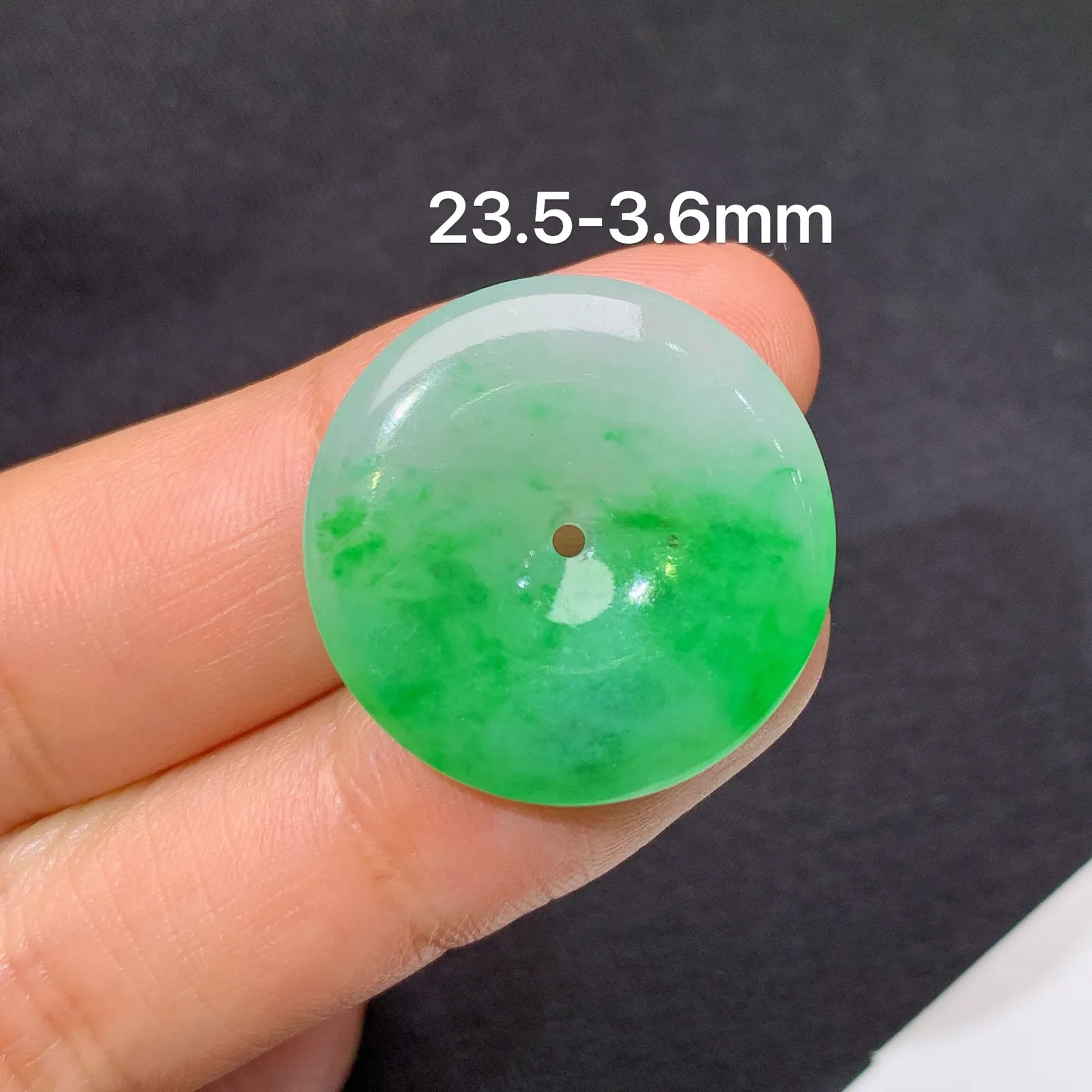 飘绿平安扣，清新色阳，玉质细腻，种水足，Fuy整体尺寸23.5*3.6