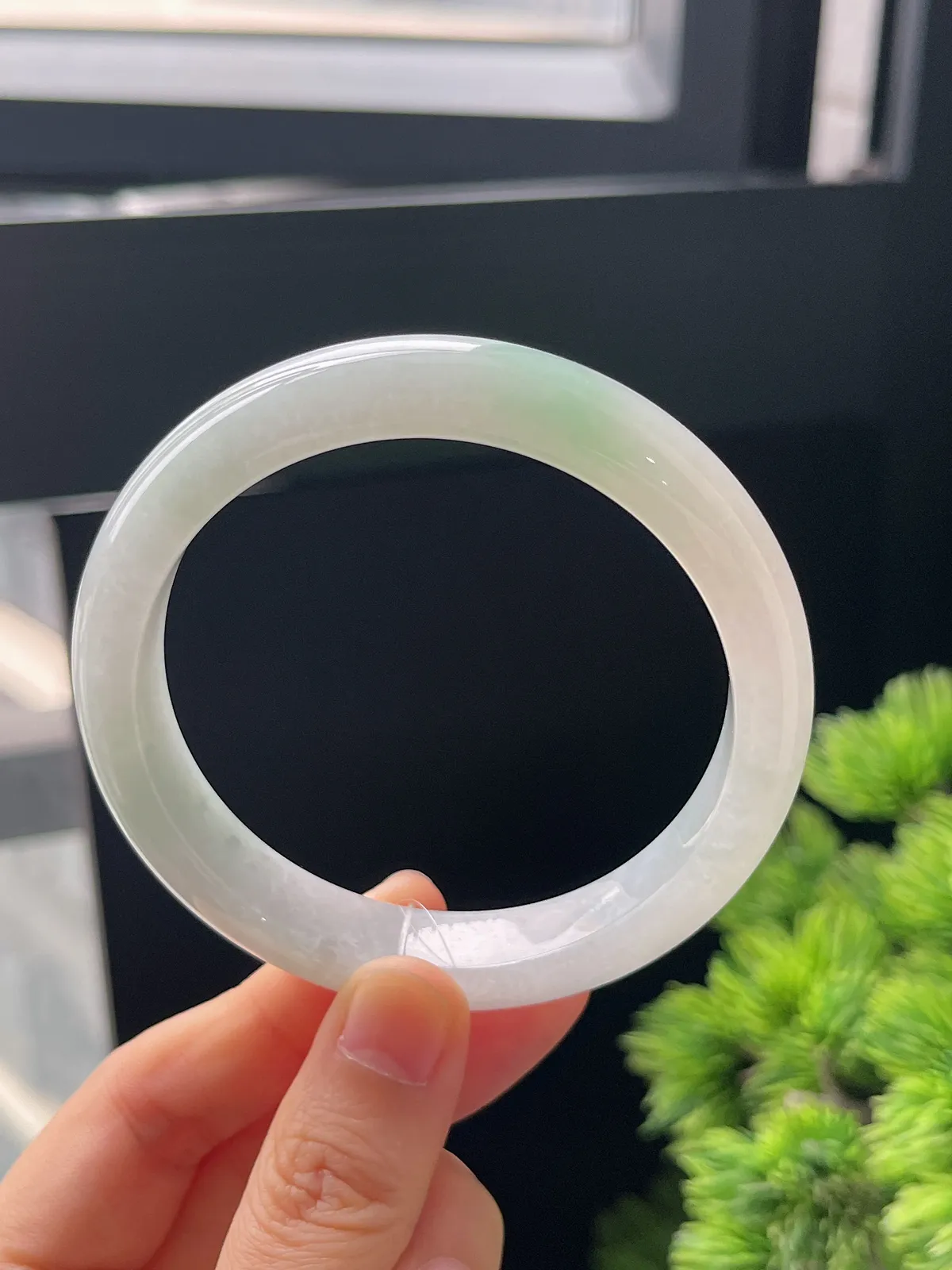 正圈58.7圈口，翡翠冰糯种飘绿手镯