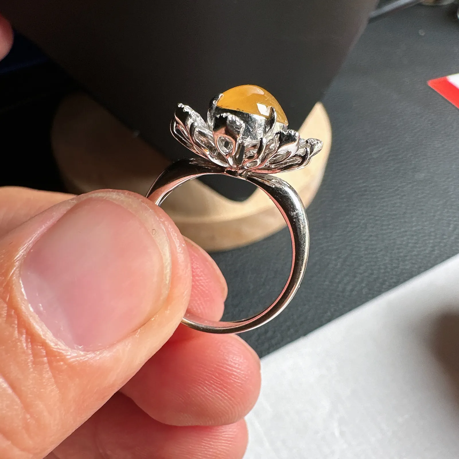 接近玻璃底的老坑冰黄戒指，经典款。