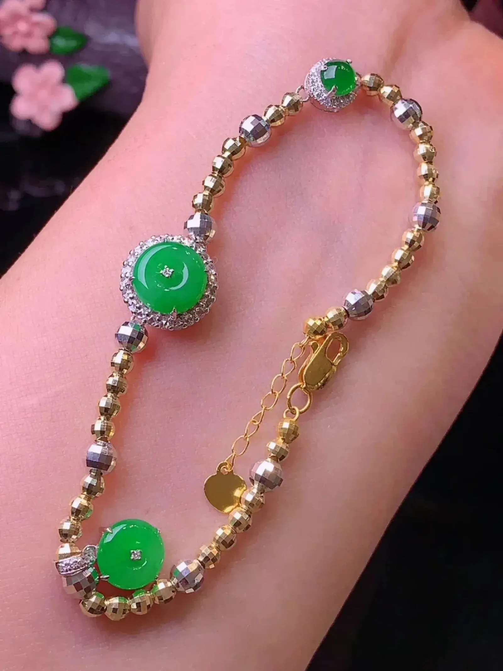 18k金钻镶嵌翠绿平安扣手链 玉质细腻 水润亮眼 取一裸石尺寸8.3*2.3