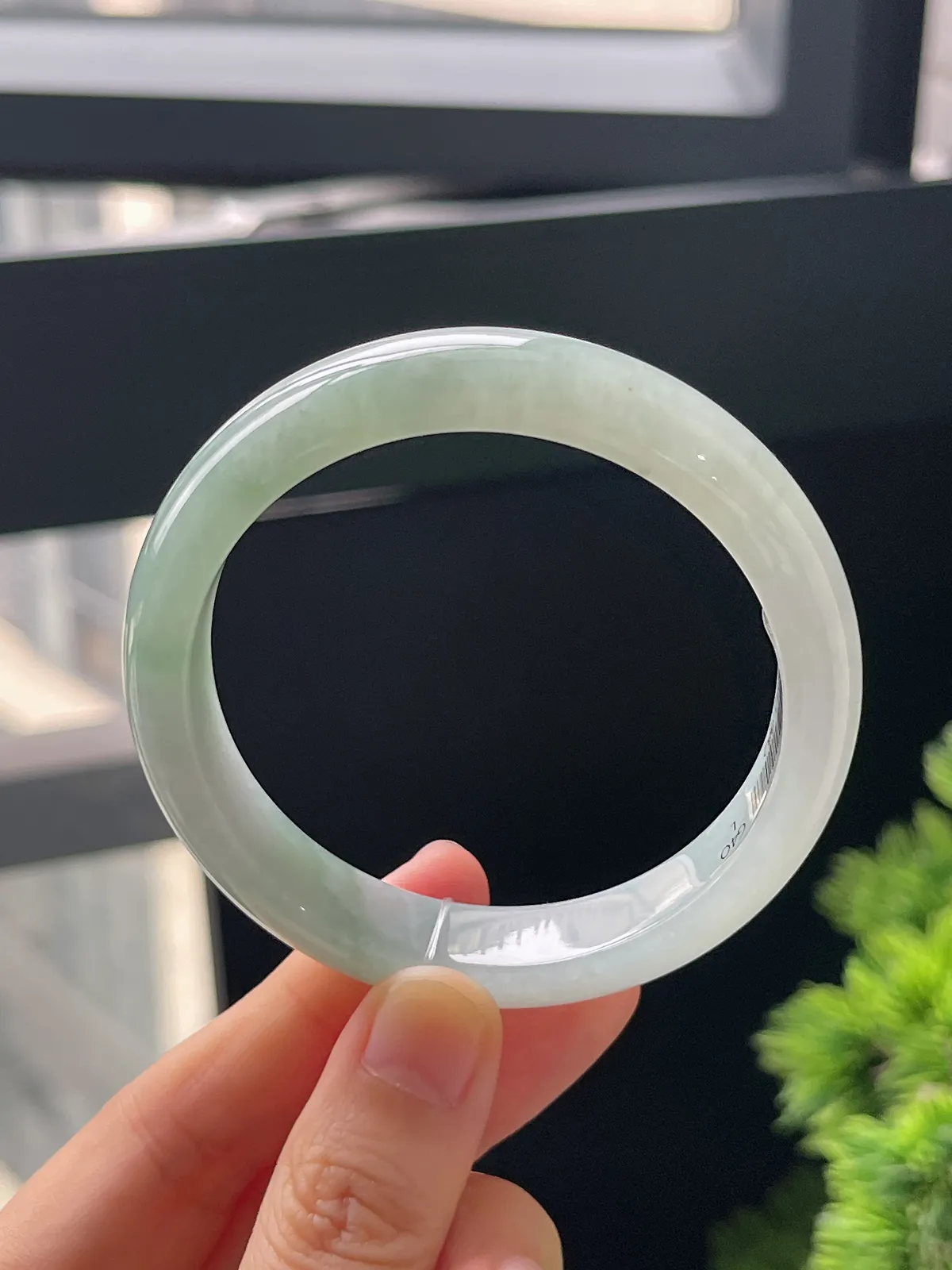 正圈54.5圈口，翡翠糯化种浅绿色手镯